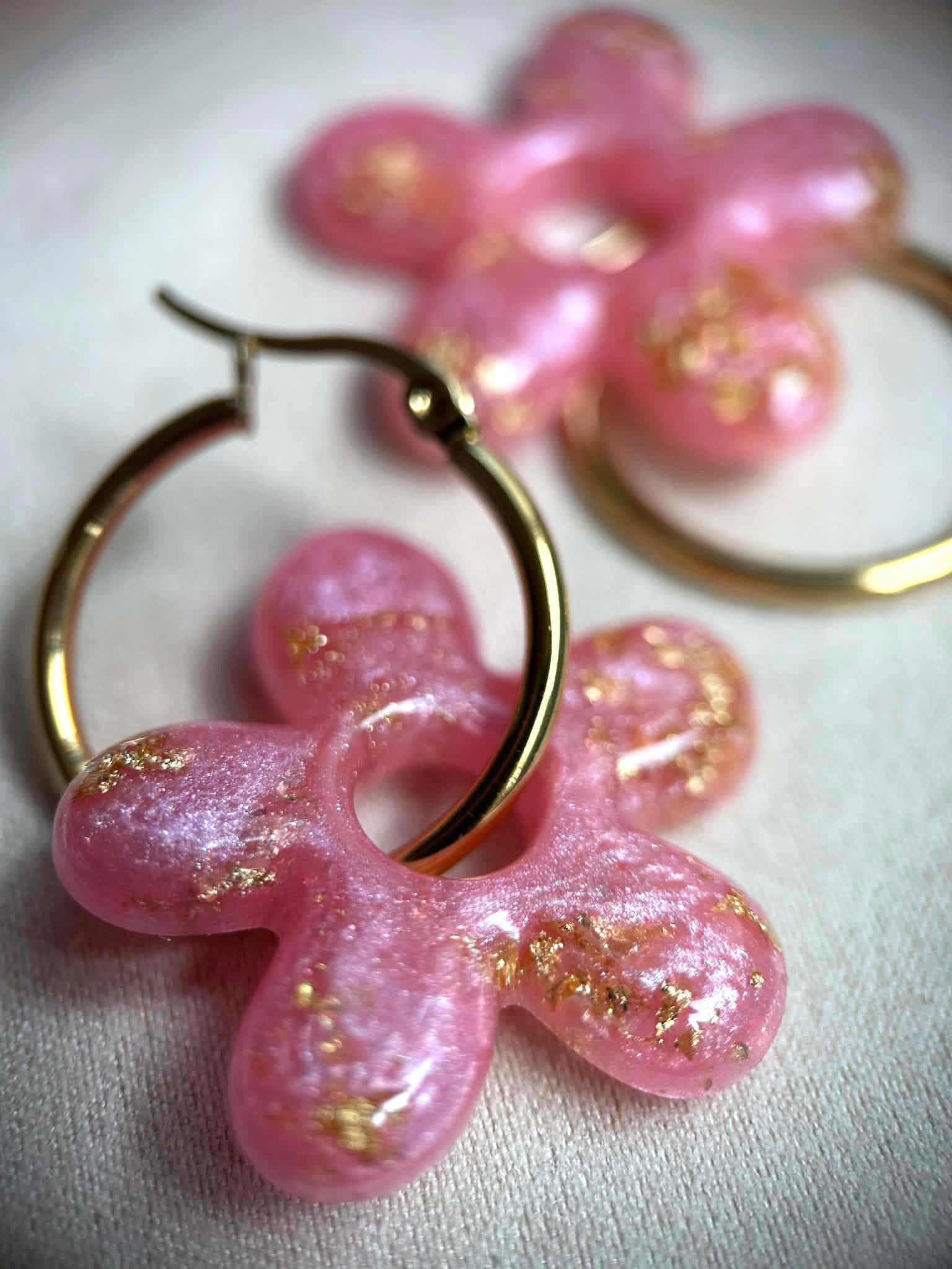 Boucles d'oreilles créoles et pampilles grandes fleurs