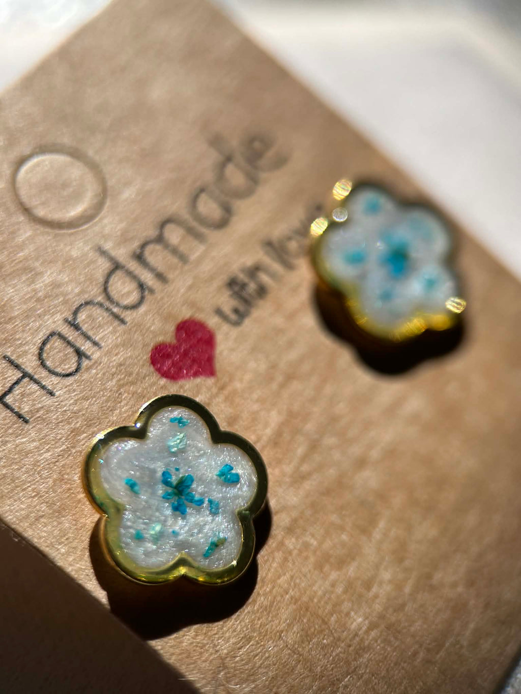 Boucles d'oreilles en résine dorée avec petites fleurs séchées