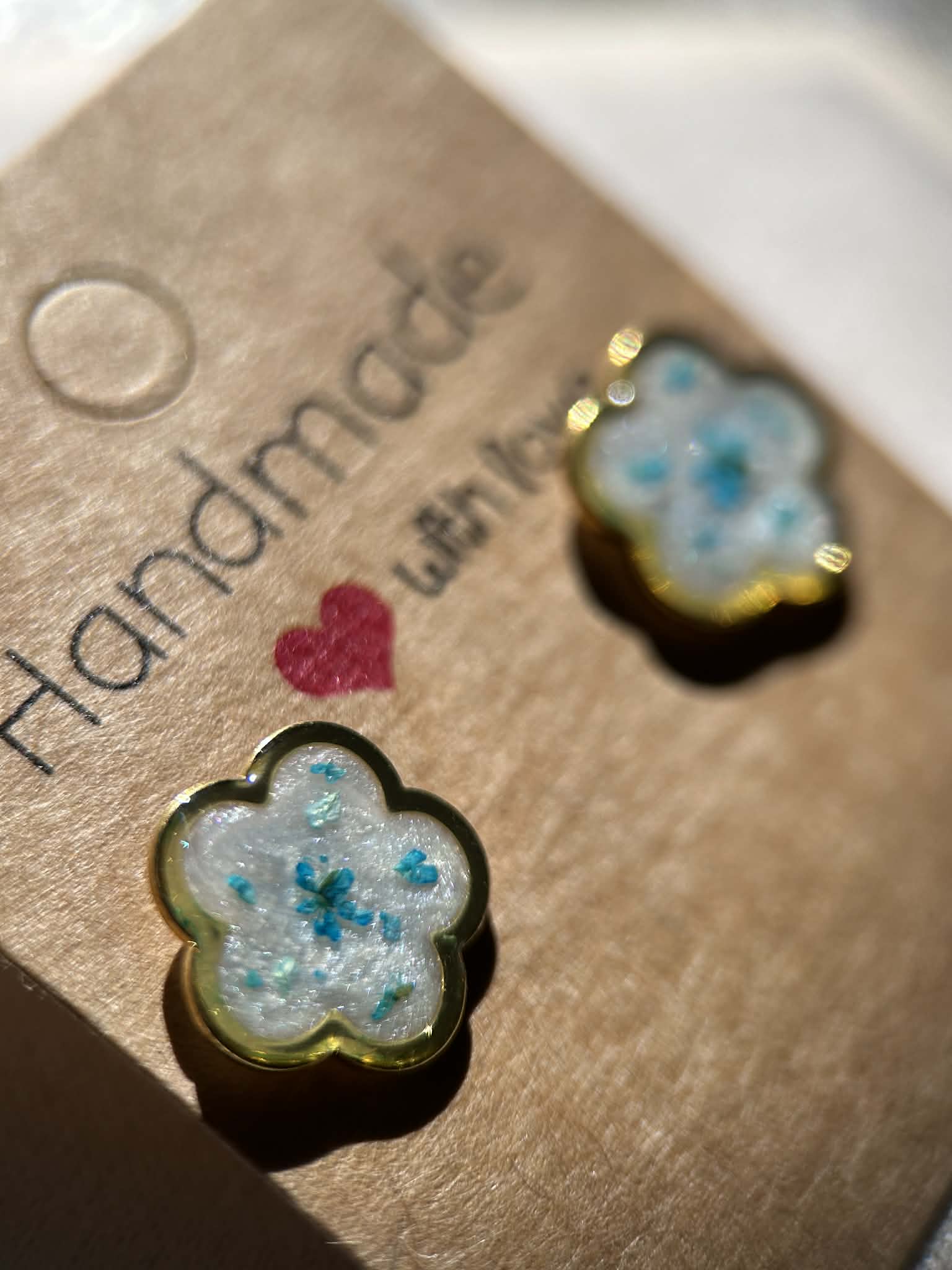 Boucles d'oreilles en résine dorée avec petites fleurs séchées