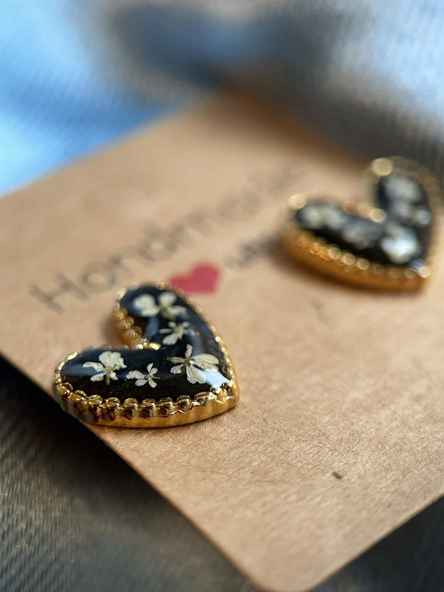 Clous d'oreilles cœur avec petites fleurs séchées - puces d'oreilles