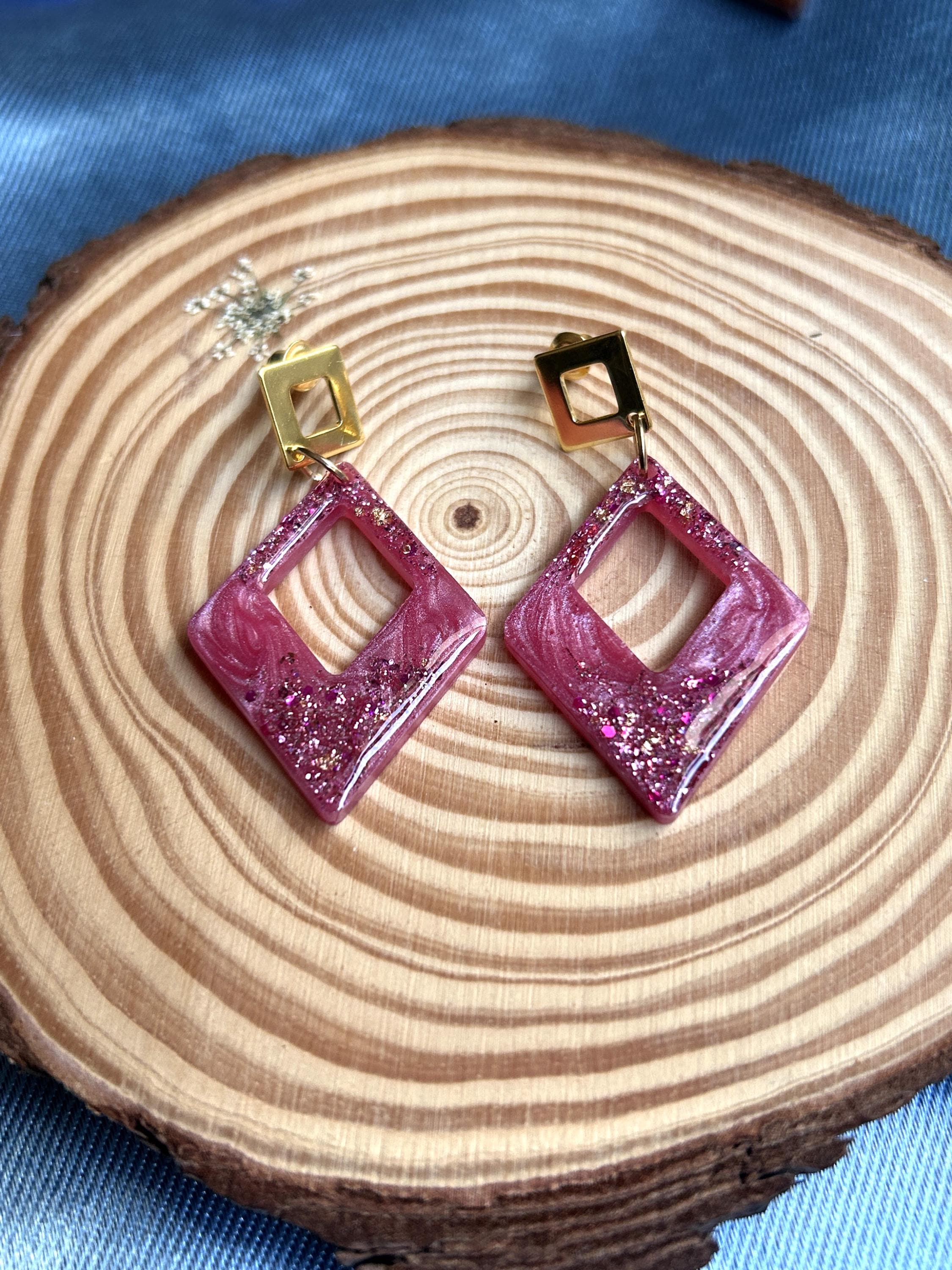 Boucles d'oreilles en forme de losange en résine et paillettes
