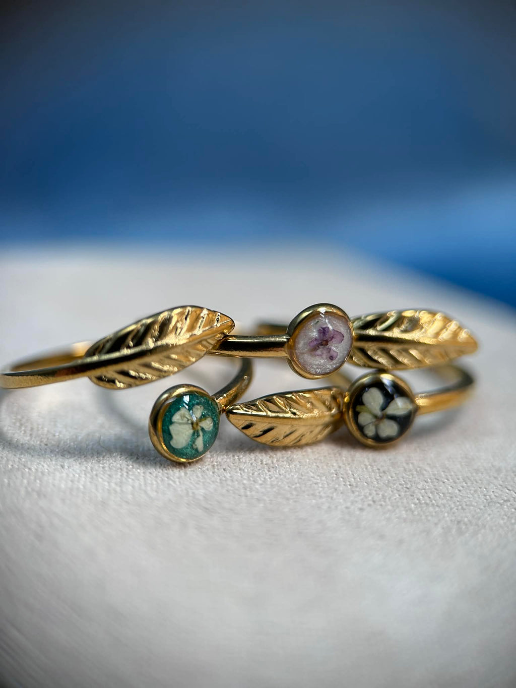 Bague doré ajustable avec petite fleur séchée - feuille doré