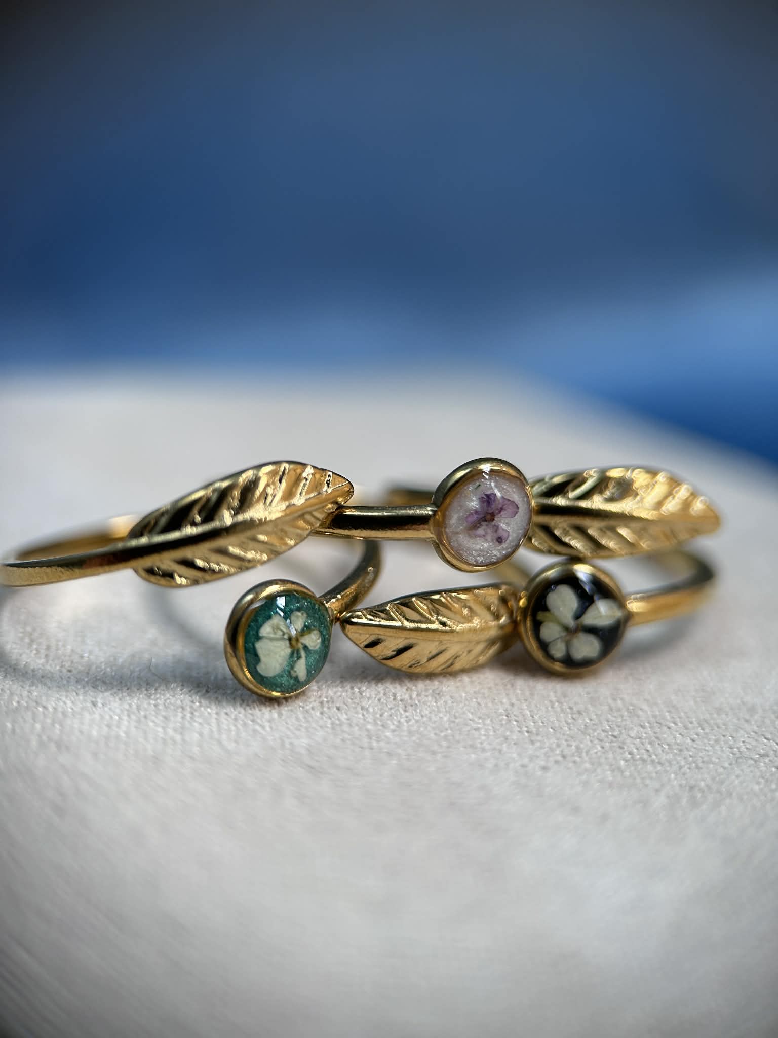 Bague doré ajustable avec petite fleur séchée - feuille doré