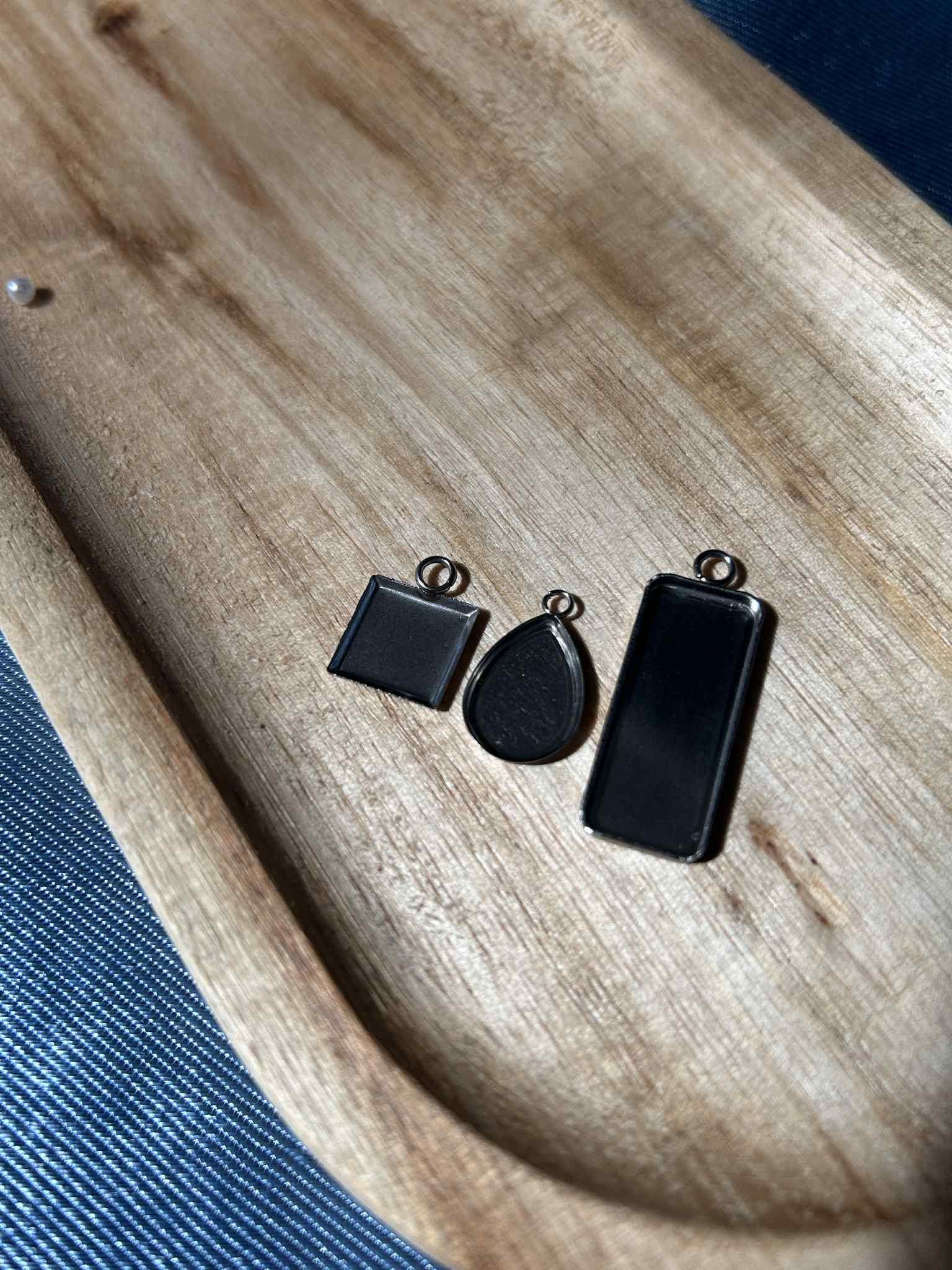 Collier personnalisé avec lait maternel, mèche de cheveux, initiale et fleurs séchées - souvenir de naissance bébé