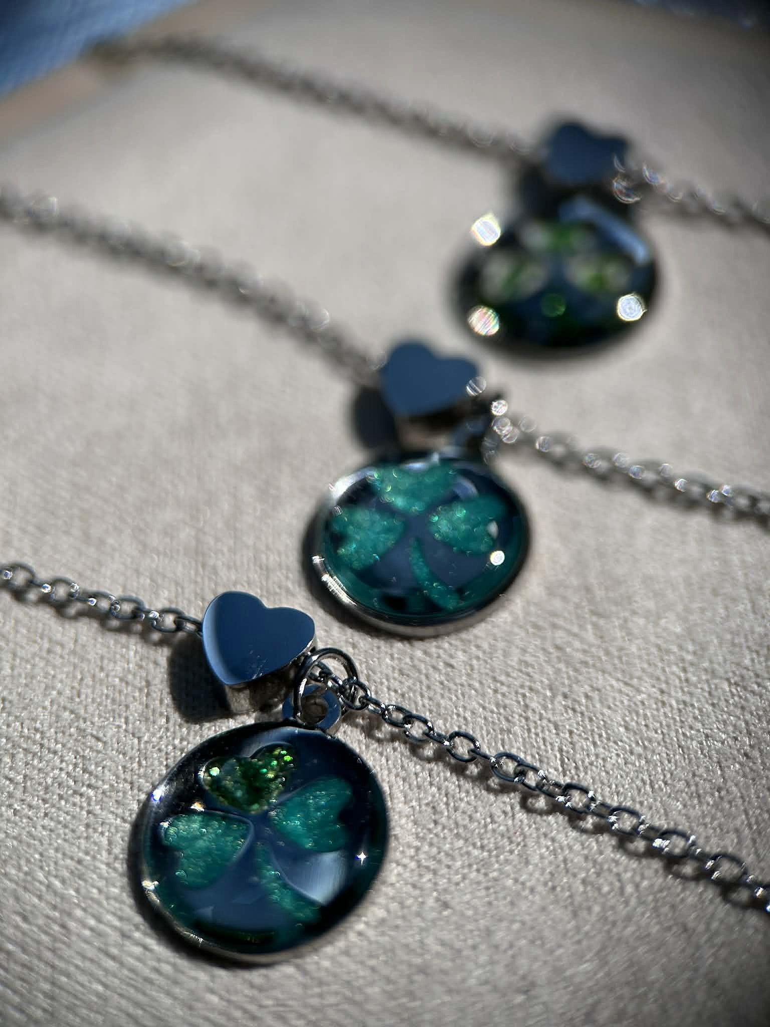 Collier argenté avec trèfle et cœur - collier porte-bonheur