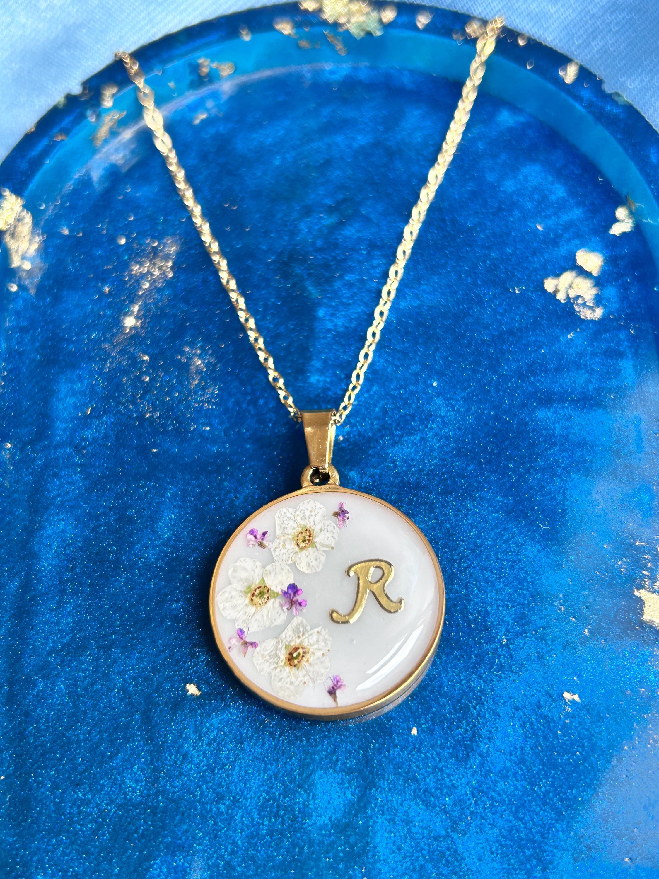 Collier avec pendentif en résine et fleurs séchées, personnalisé avec la lettre - collier personnalisé
