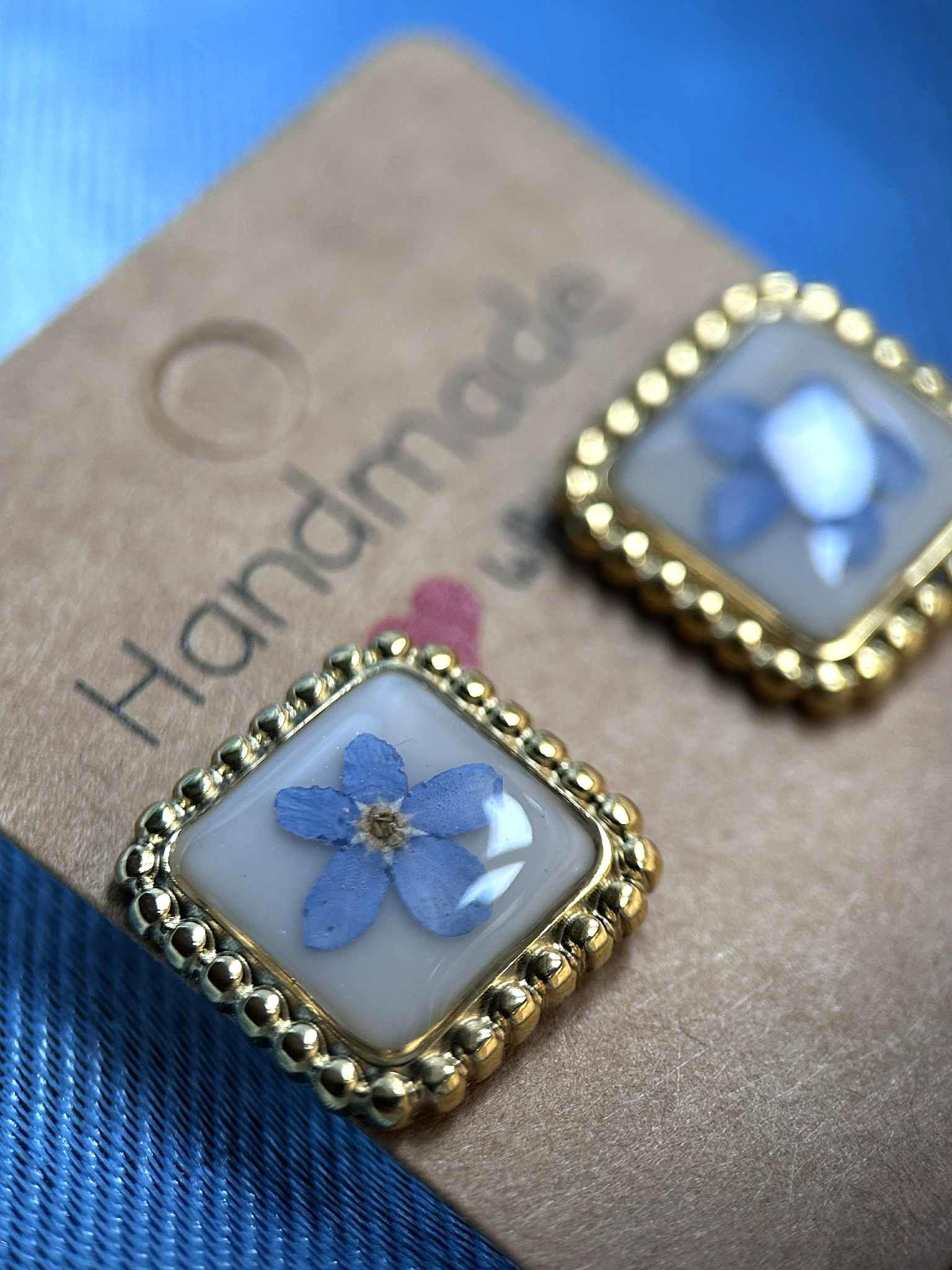 Clous d'oreilles carré avec fleurs séchées - puces d'oreilles