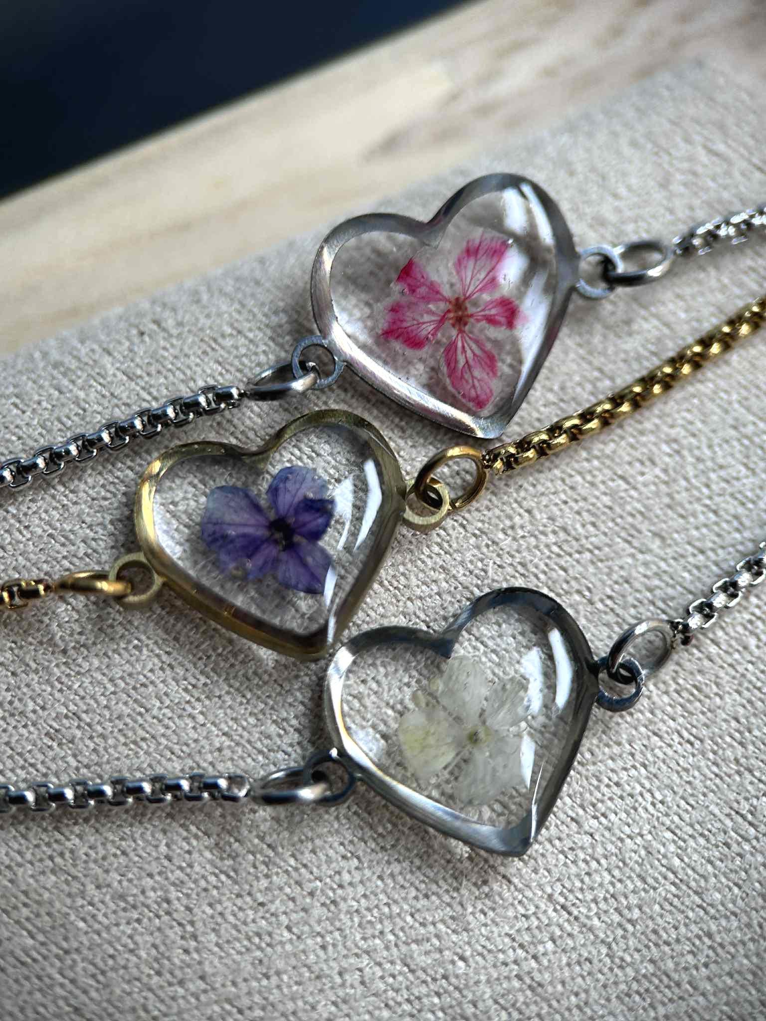 Bracelet ajustable avec pendentif coeur - fleurs sechées et résine
