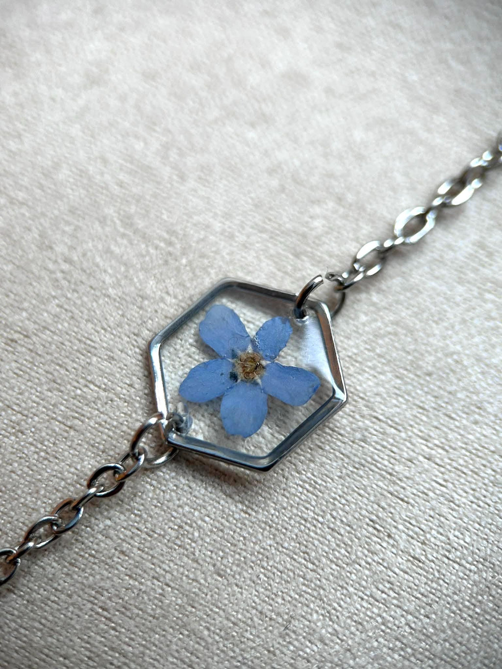 Bracelet reglable argenté avec fleur de myosotis