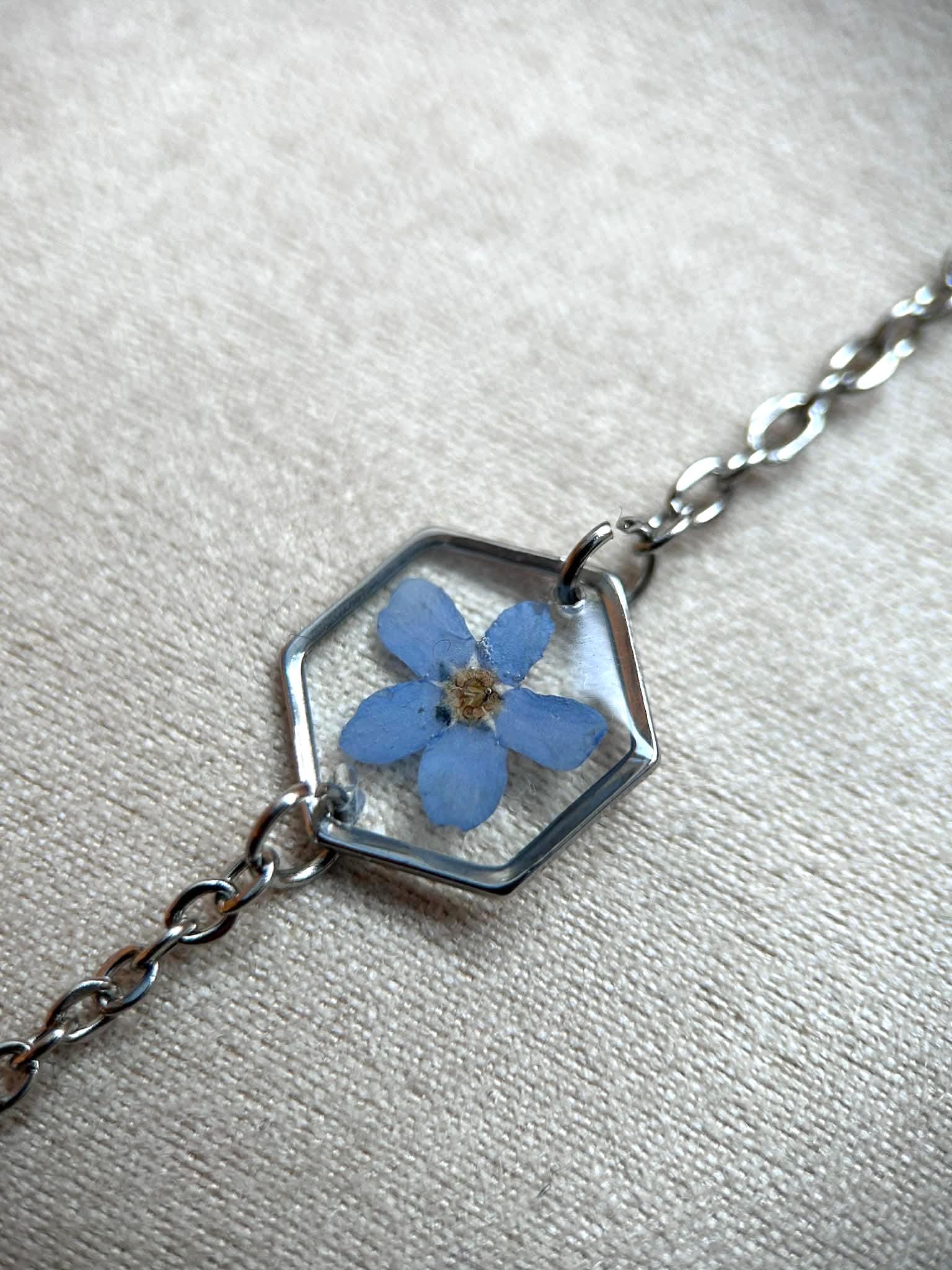 Bracelet reglable argenté avec fleur de myosotis