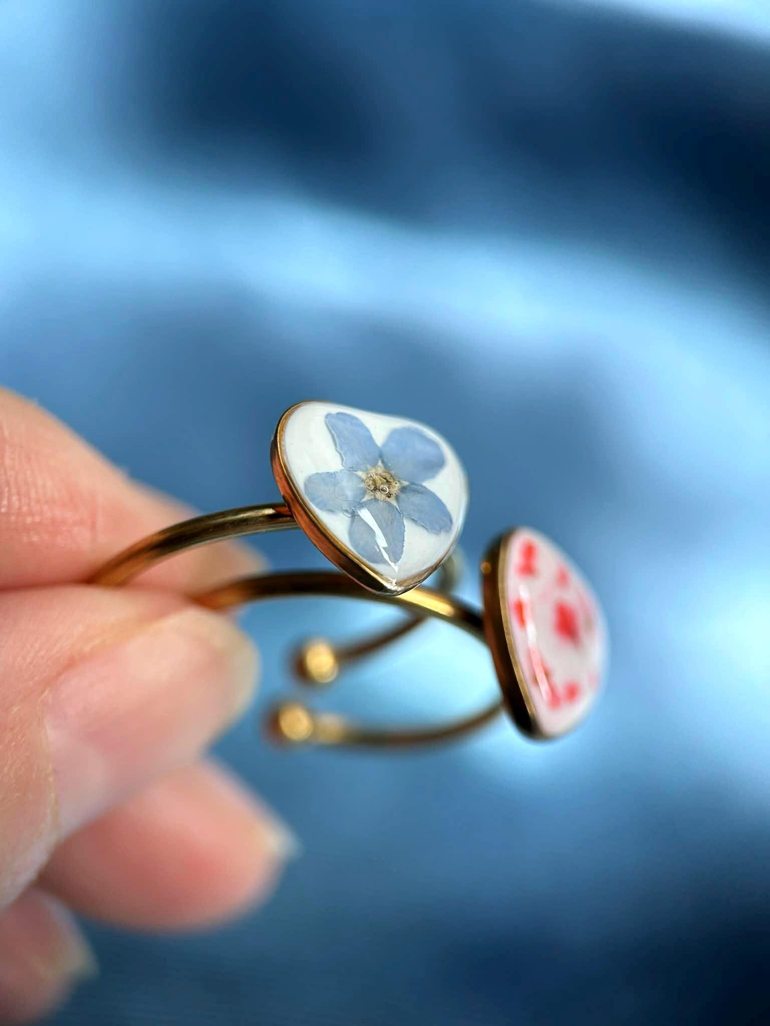 Bague ajustable doré avec fleurs séchées