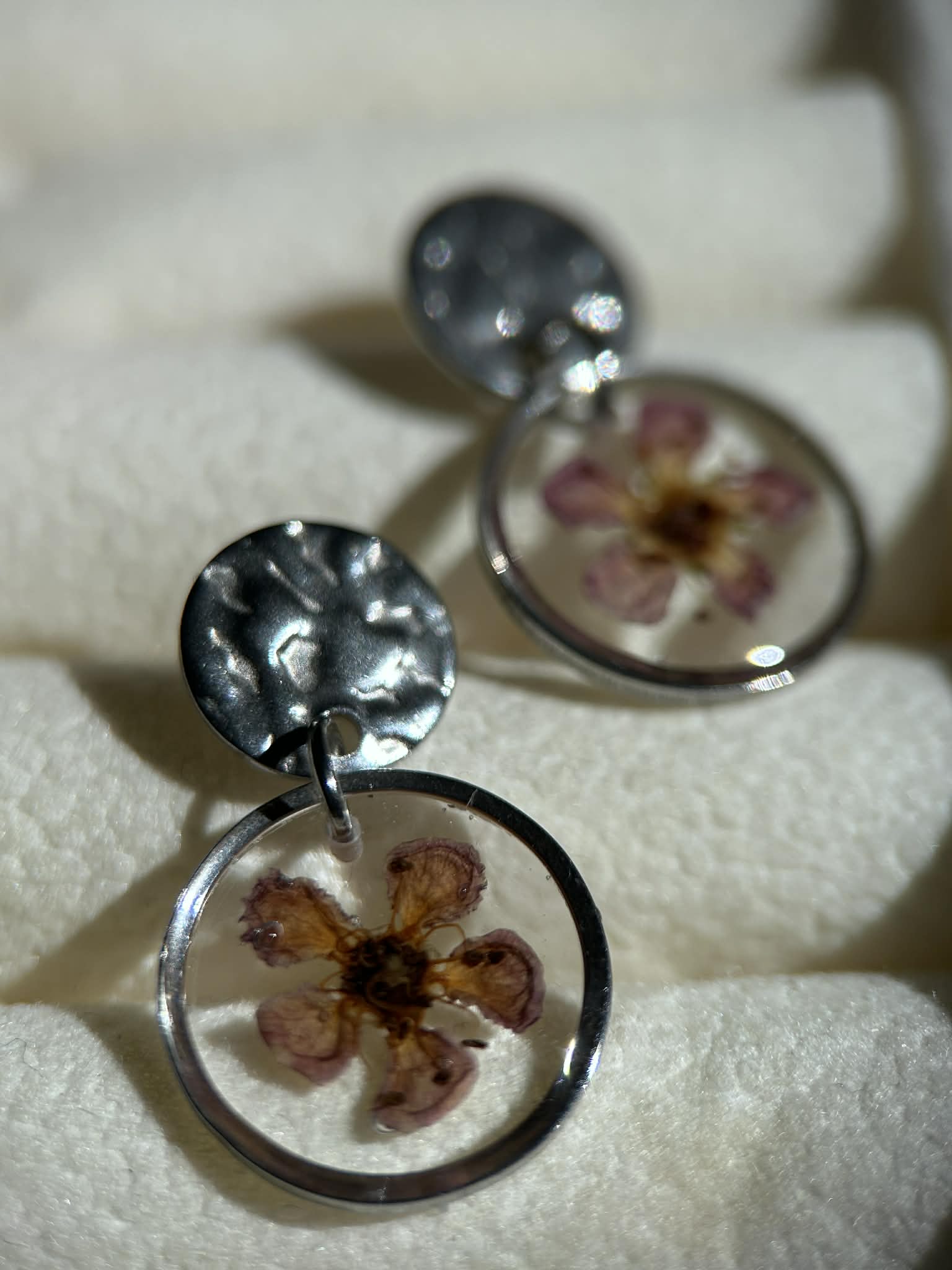 Boucles d'oreilles pendantes rondes en résine avec fleurs séchées