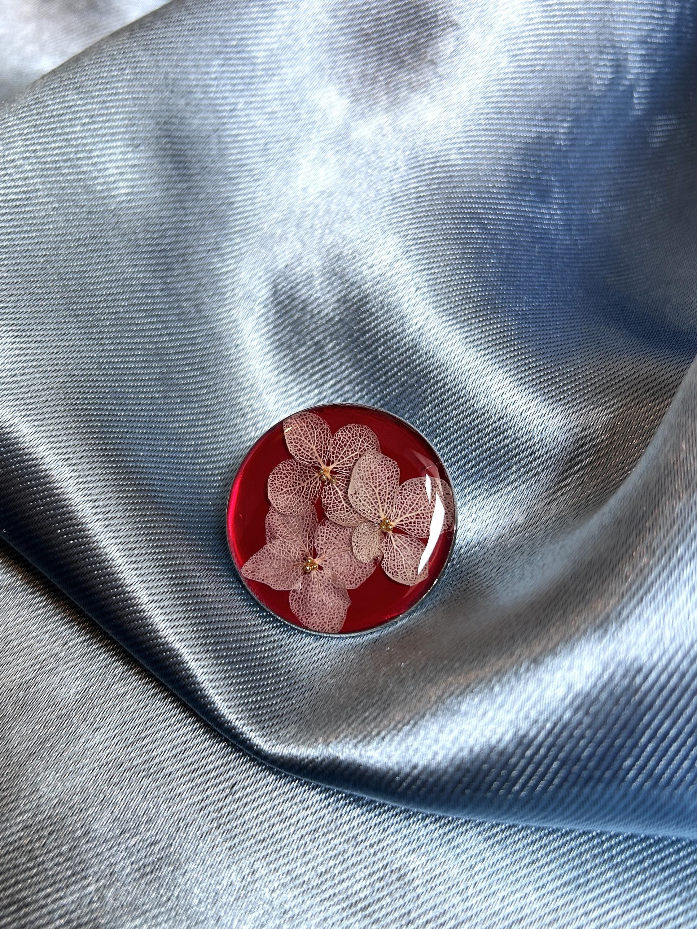 Broche ronde en résine avec fleurs séchées