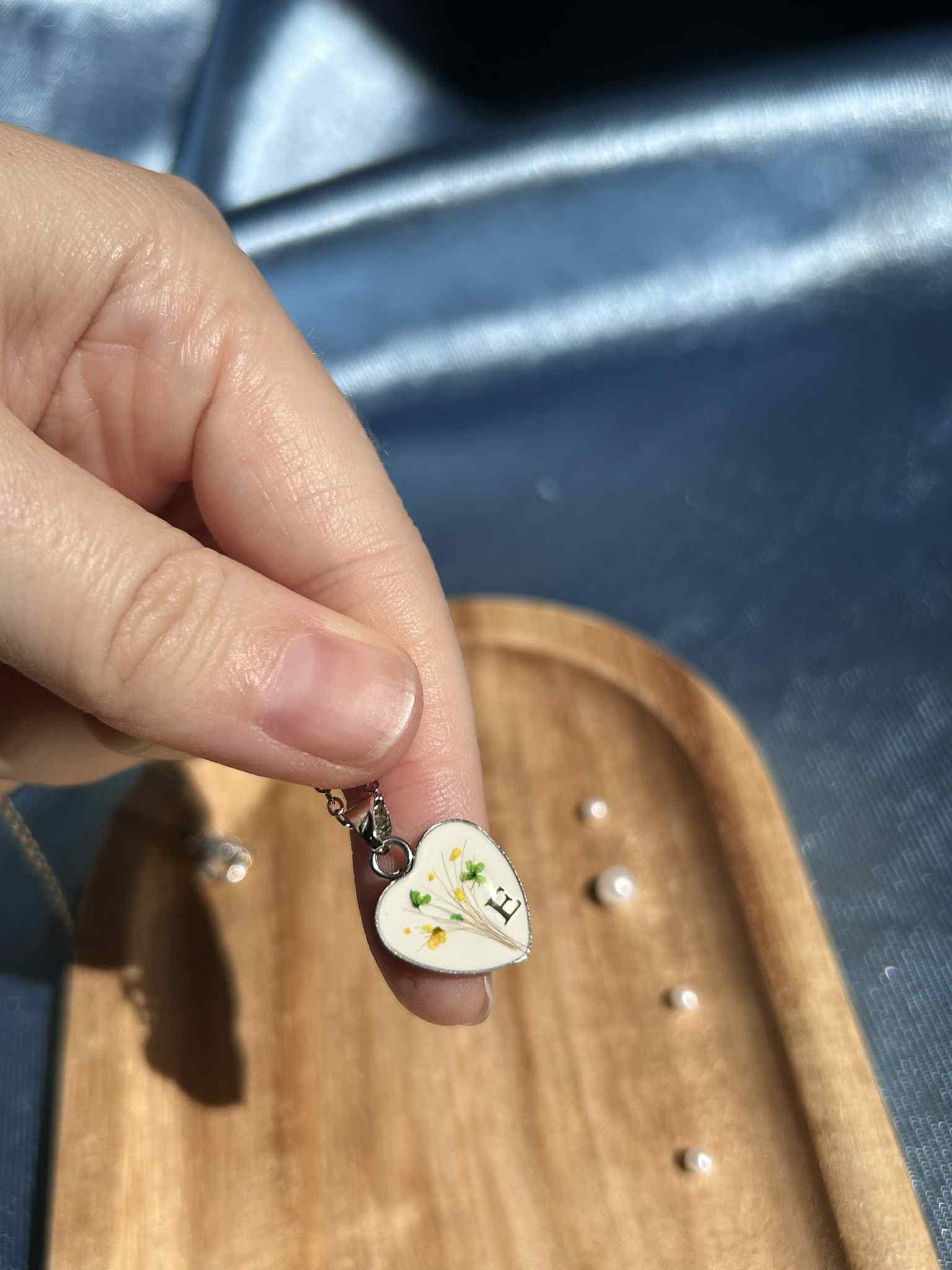 Collier personnalisé avec lait maternel, mèche de cheveux, initiale et fleurs séchées - souvenir de naissance bébé