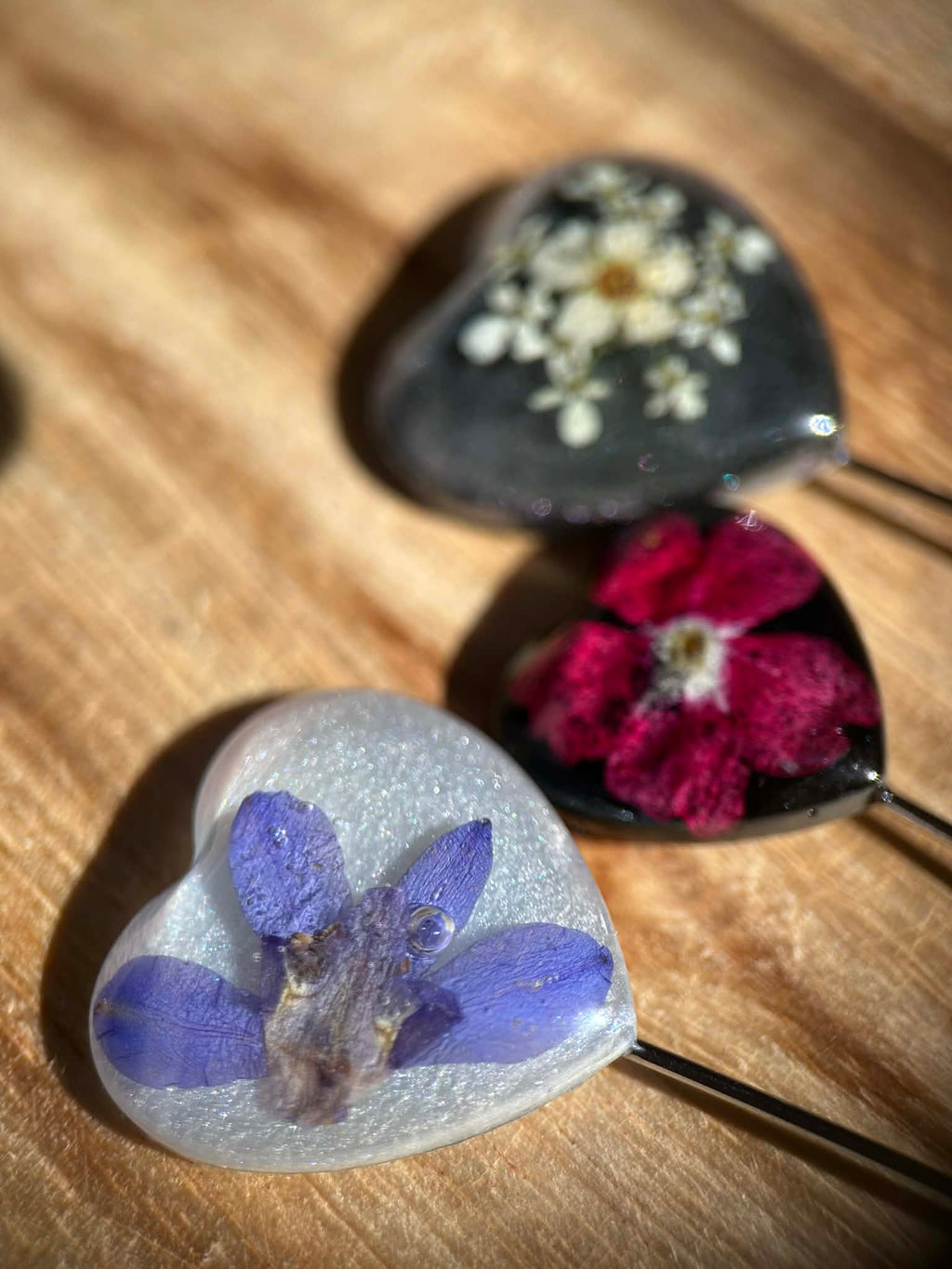 Broche-épingle avec fleurs naturelles séchées - épinglette élégante