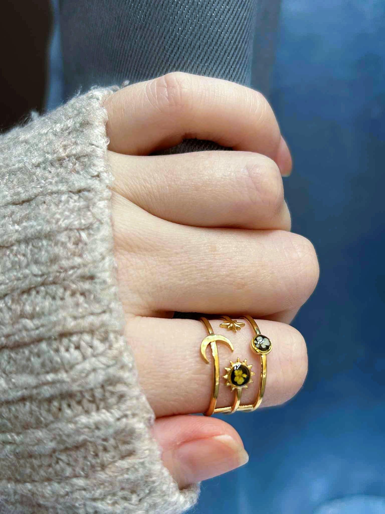 Bague doré céleste - bague ajustable - lune étoile soleil avec petites fleurs séchées