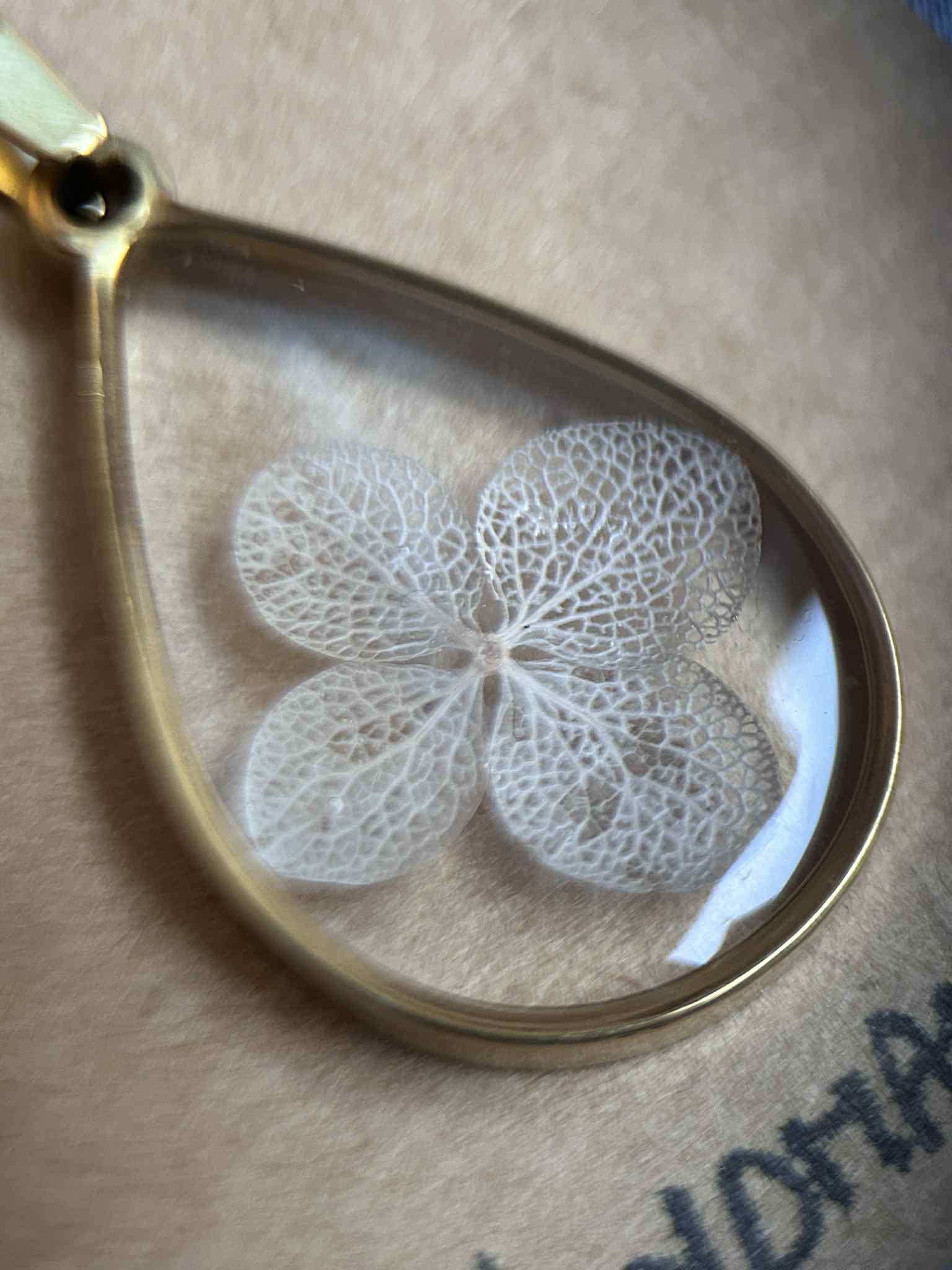 Collier avec pendentifs en forme de goutte - résine et fleurs séchées
