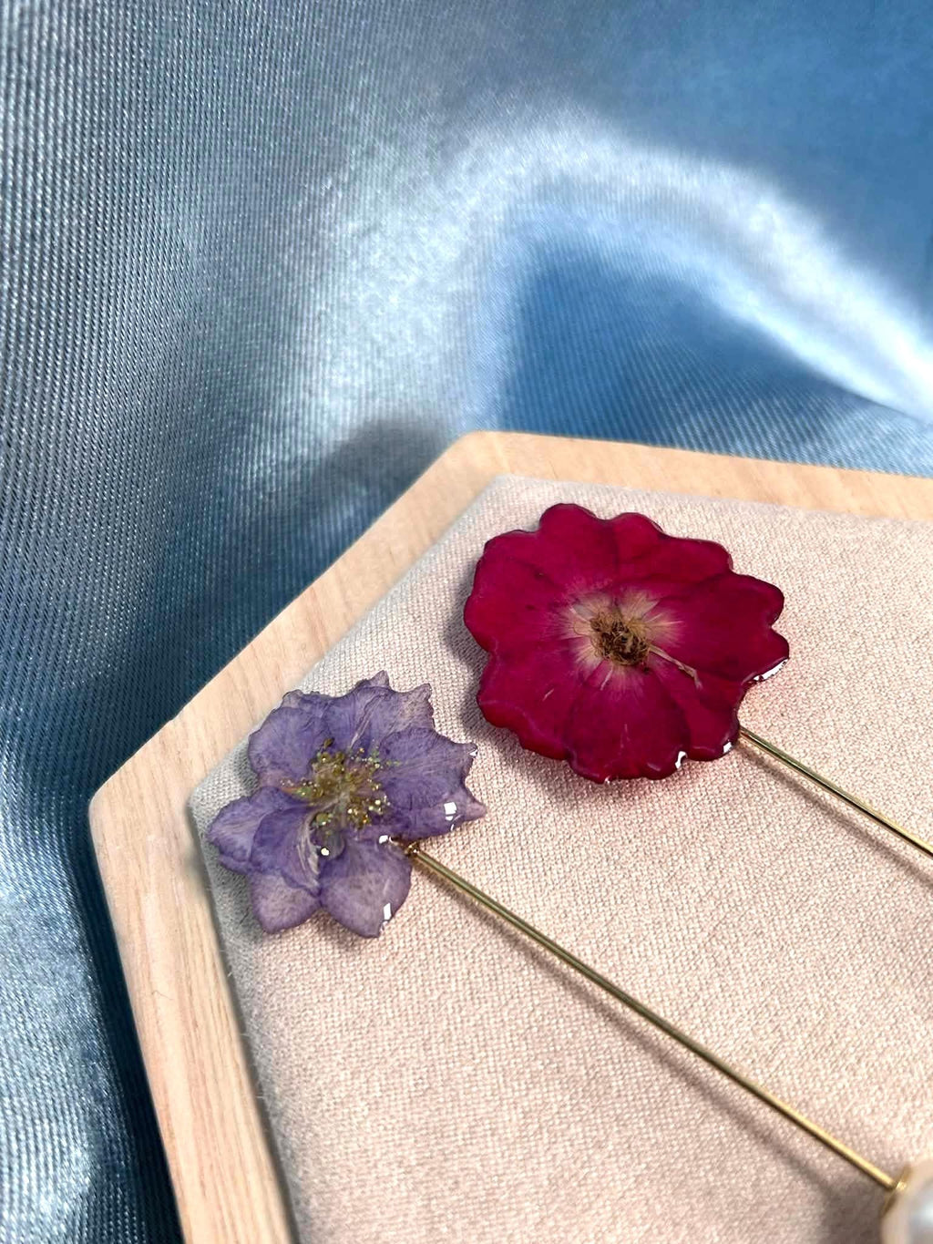 Broche-épingle doré avec fleur naturelle séchée