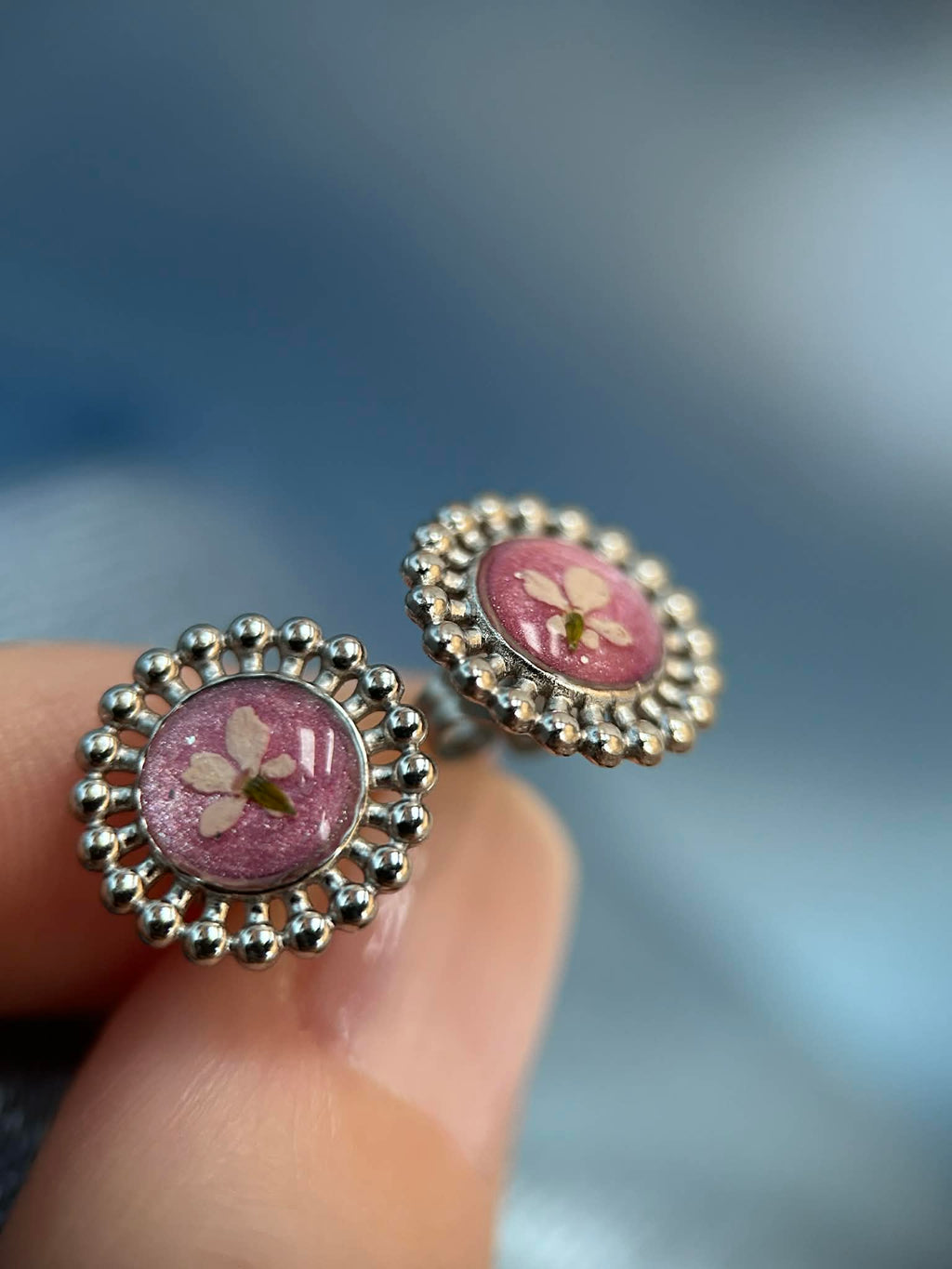 Clous d oreilles argenté avec petites fleurs séchées