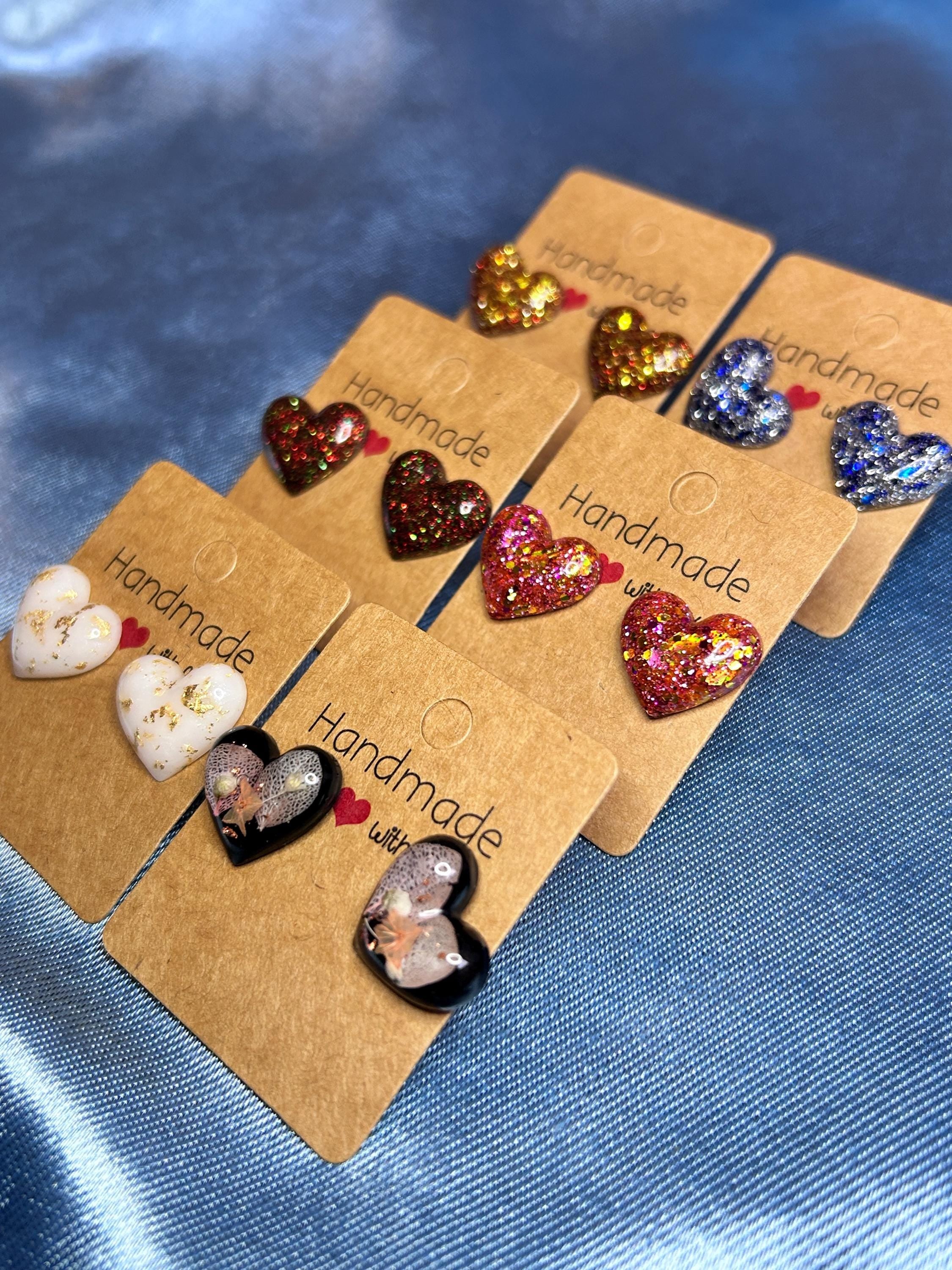 Boucles d'oreilles clous en résine - forme de cœur avec paillettes et fleurs séchées