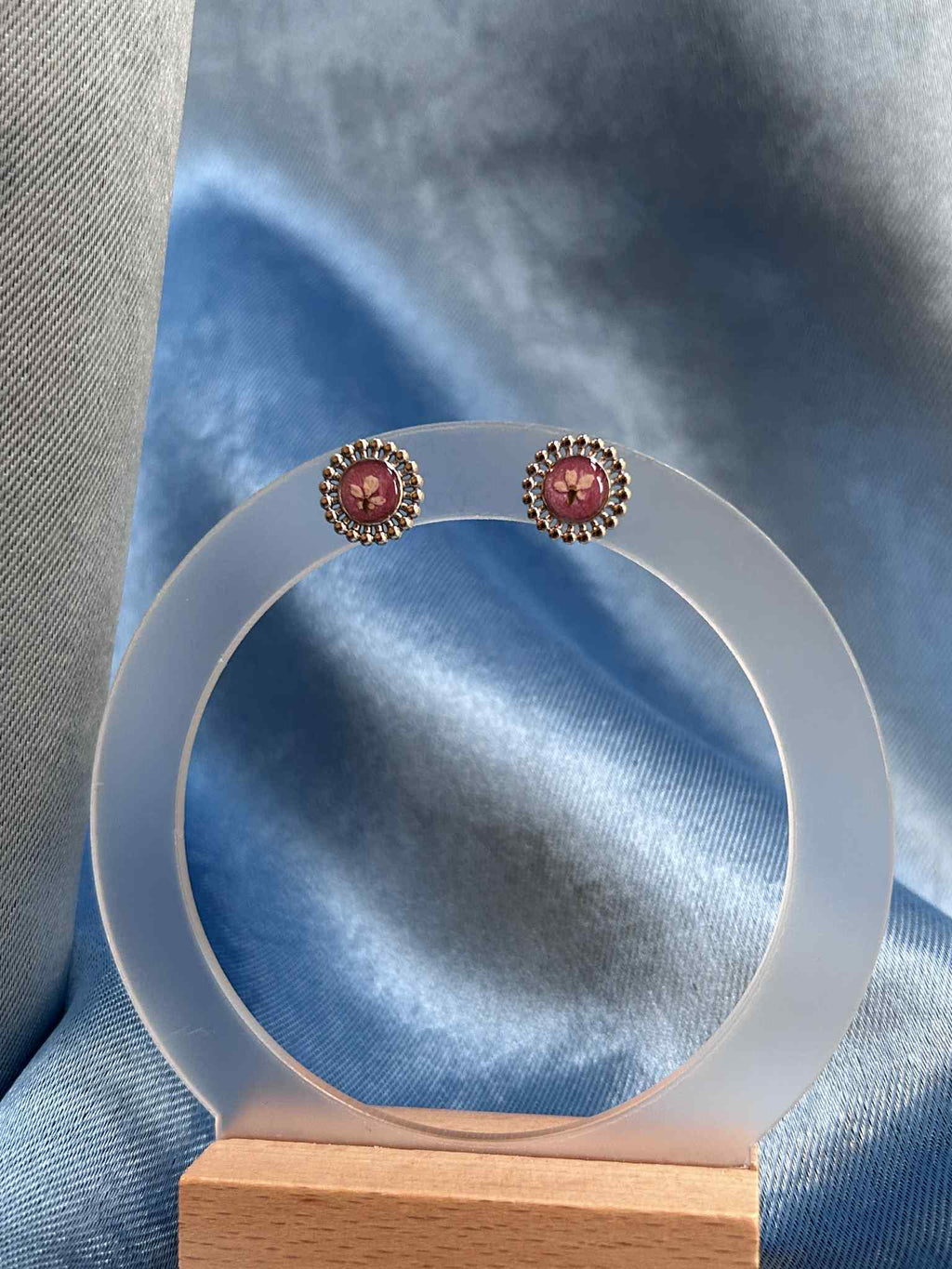 Clous d oreilles argenté avec petites fleurs séchées