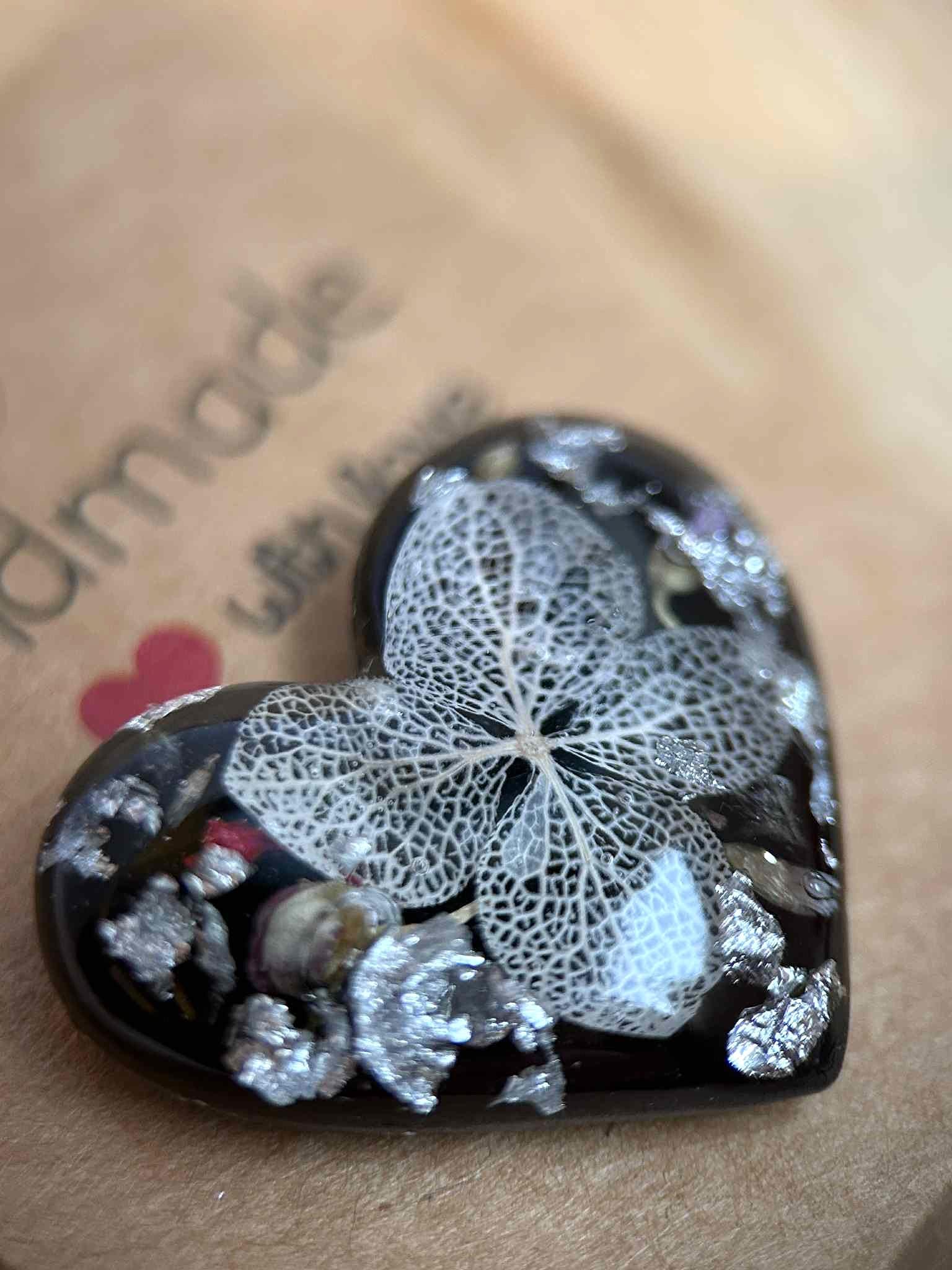 Pin's coeur en résine - broches femme - fleurs séchées