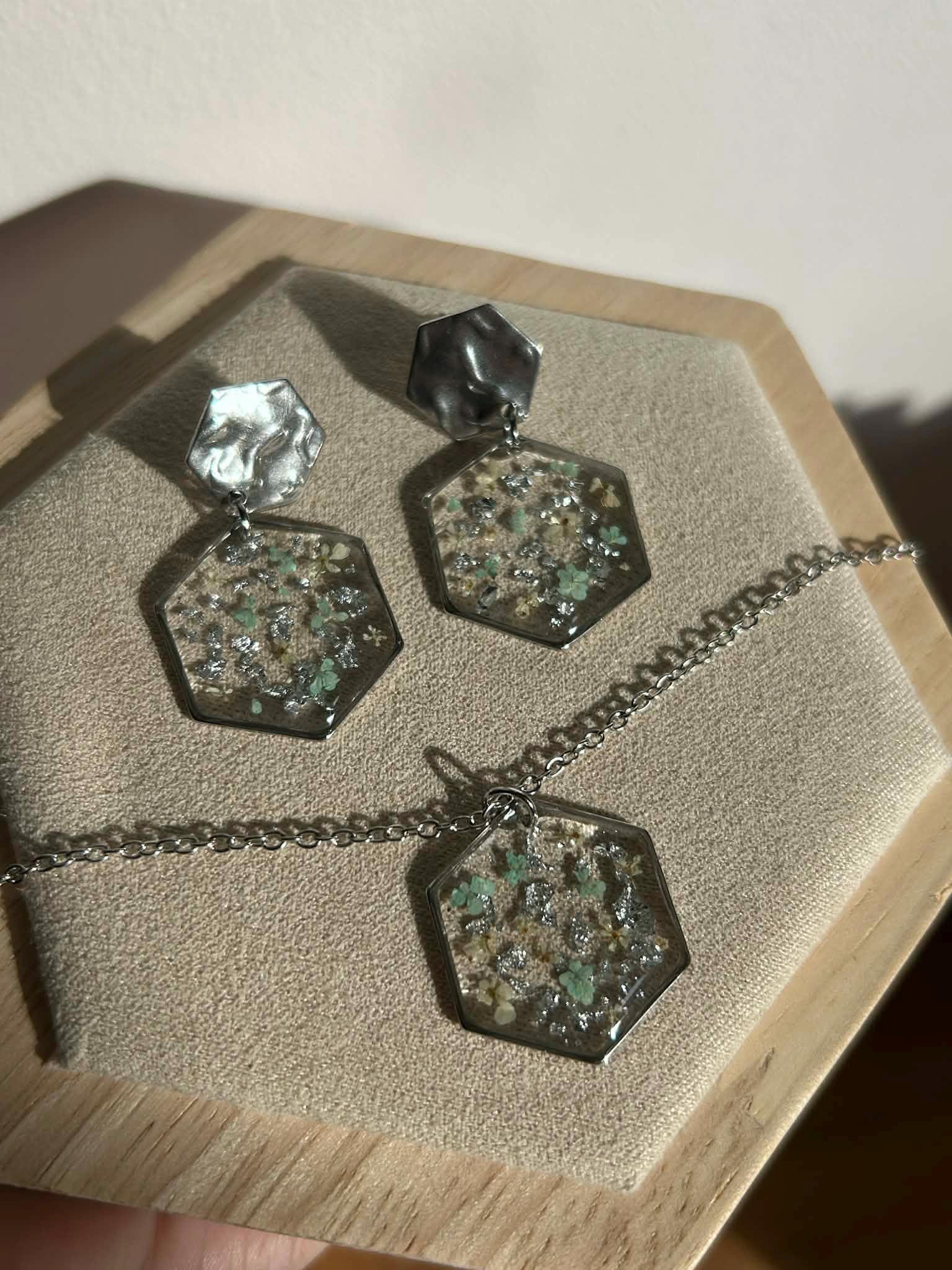 Silver-plated jewelry set with dried flowers