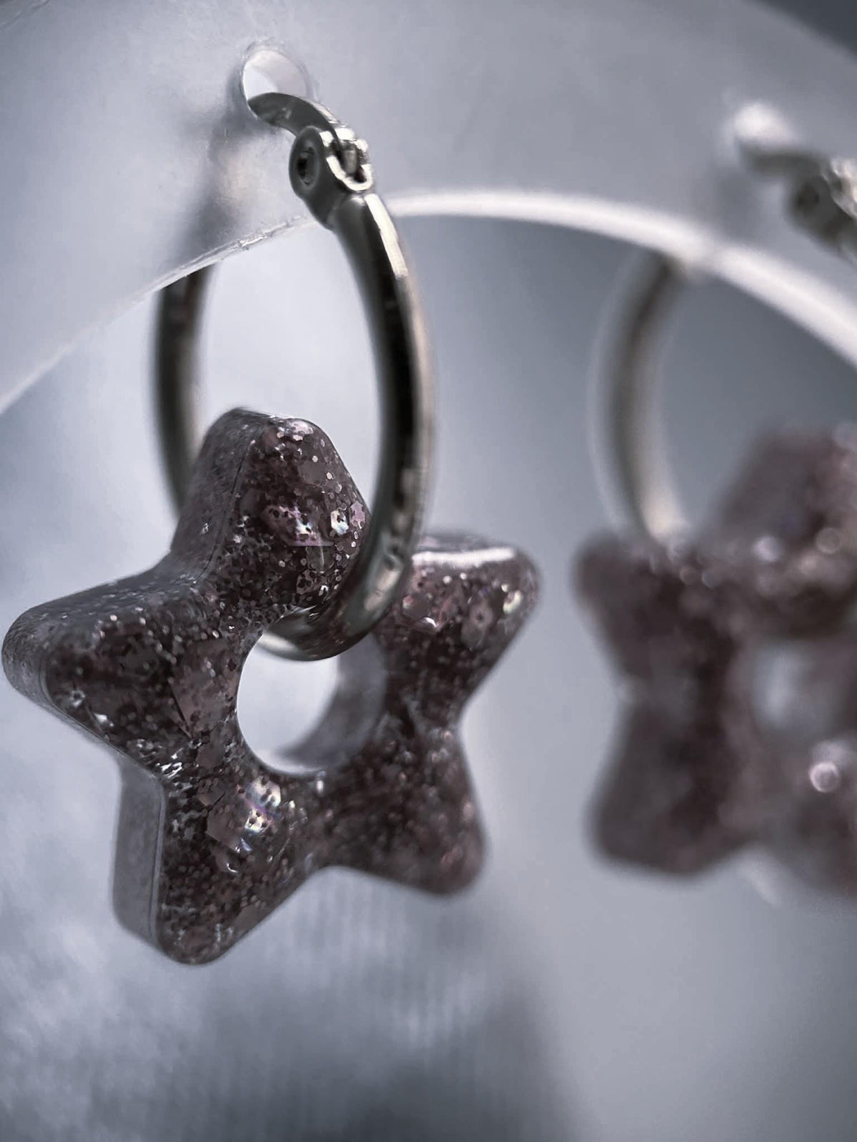 Créoles avec pampilles en résine - boucles d'oreilles - forme d'étoiles