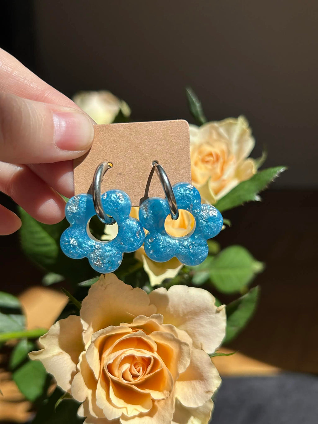 Créoles et pampilles en résine - boucles d'oreilles