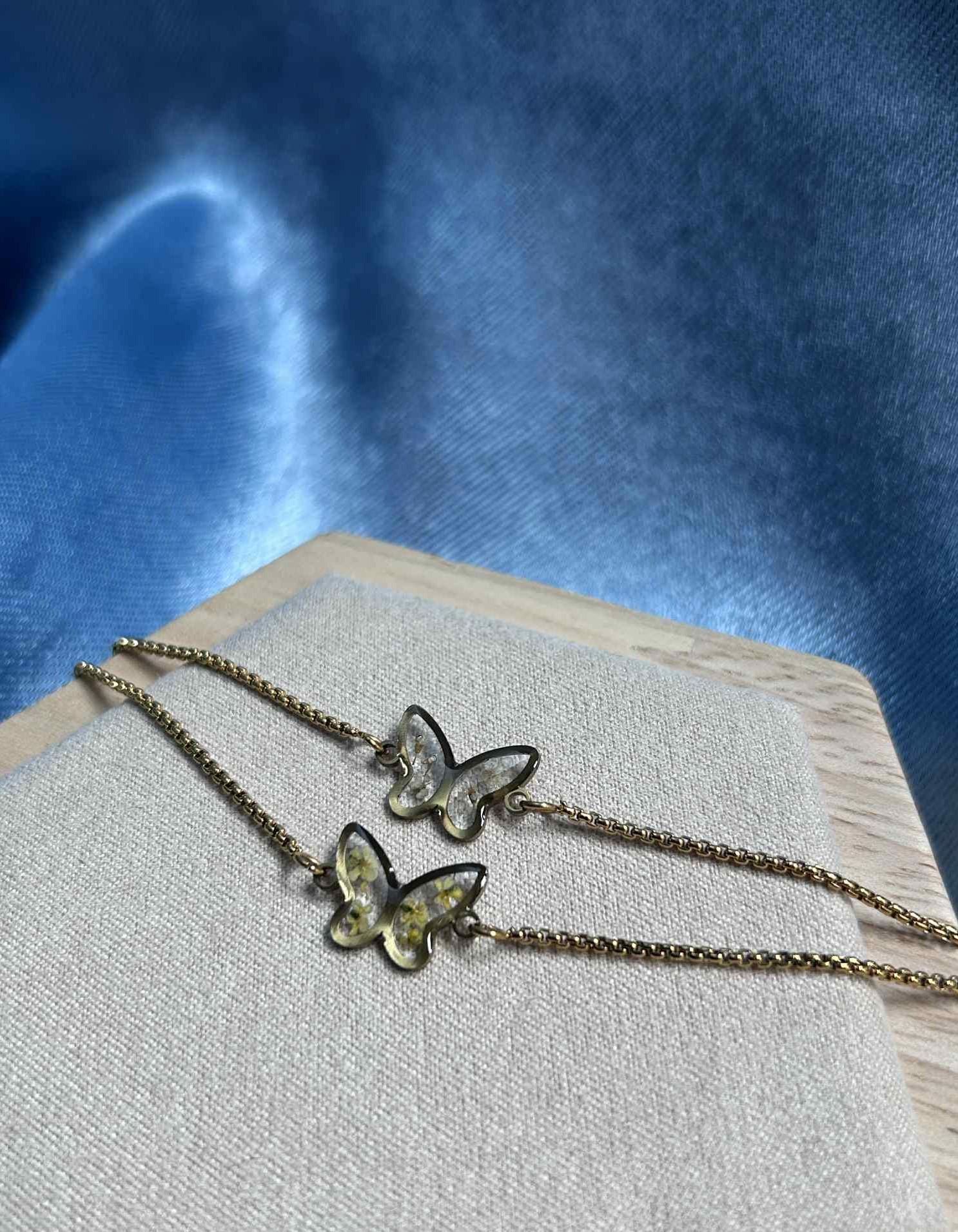 Bracelet ajustable doré avec petites fleurs sechées - forme de papillon