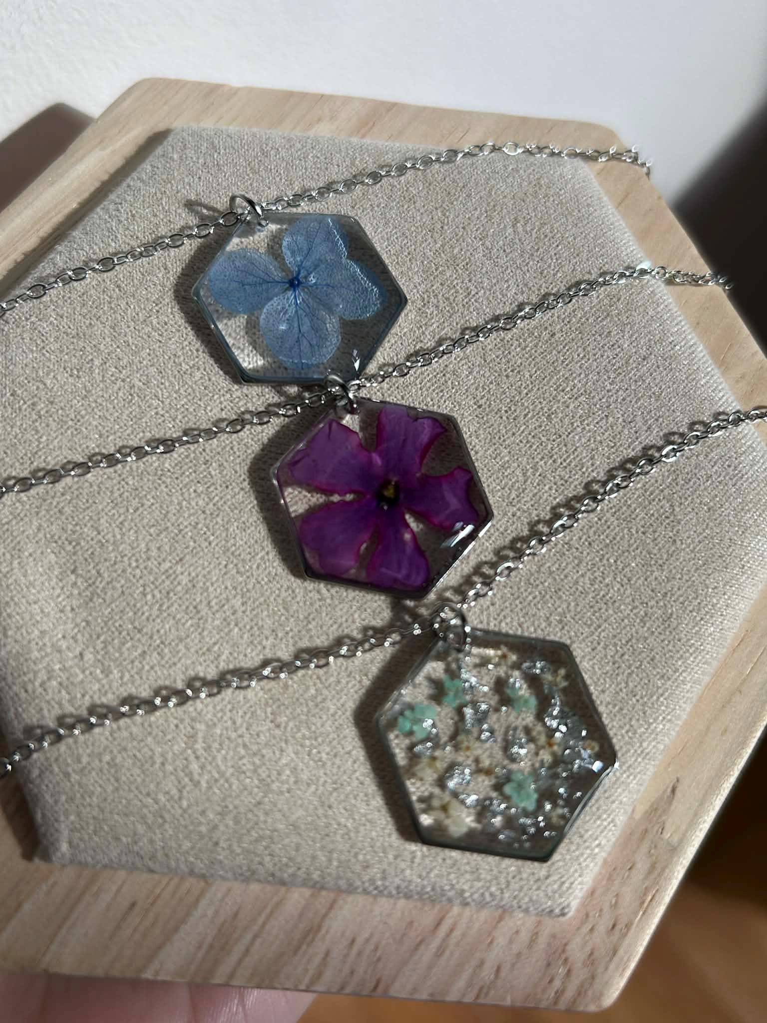 Parure de bijoux argenté avec fleurs séchées