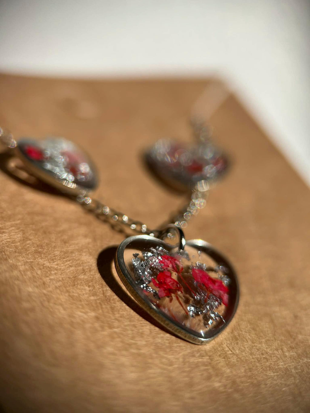 Parure de bijoux - coeurs avec fleurs séchées