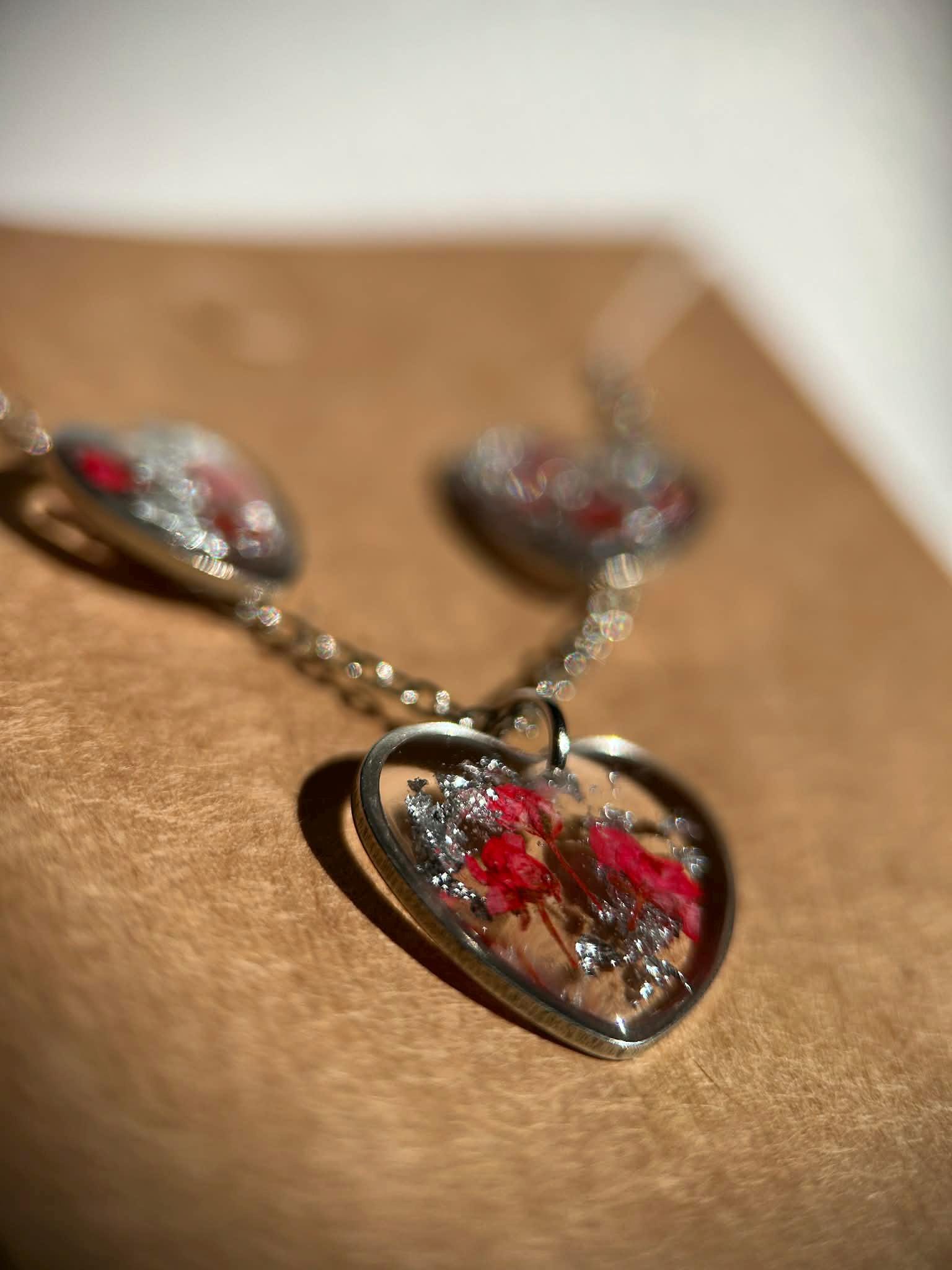 Parure de bijoux - coeurs avec fleurs séchées