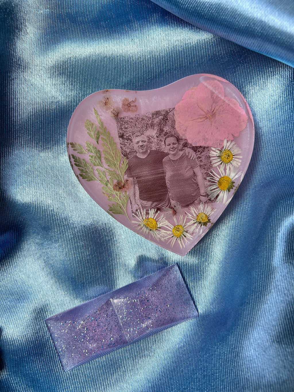 Coeur sur socle en résine - personnalisation avec photo et fleurs séchées