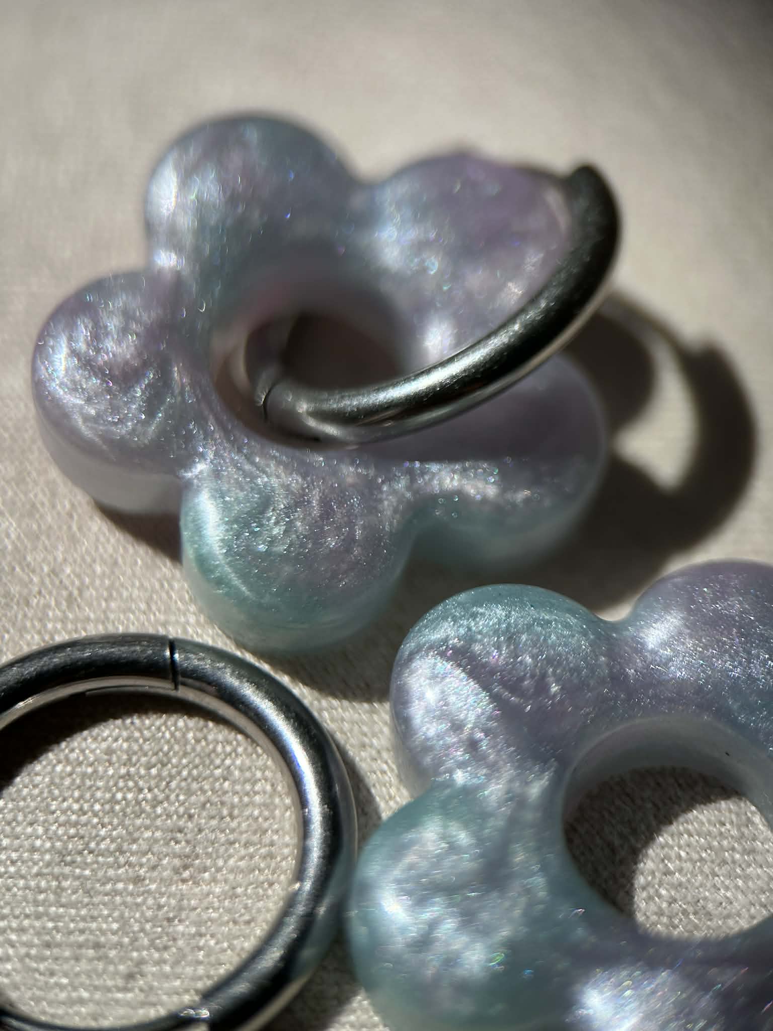Créoles et pampilles en résine - boucles d'oreilles