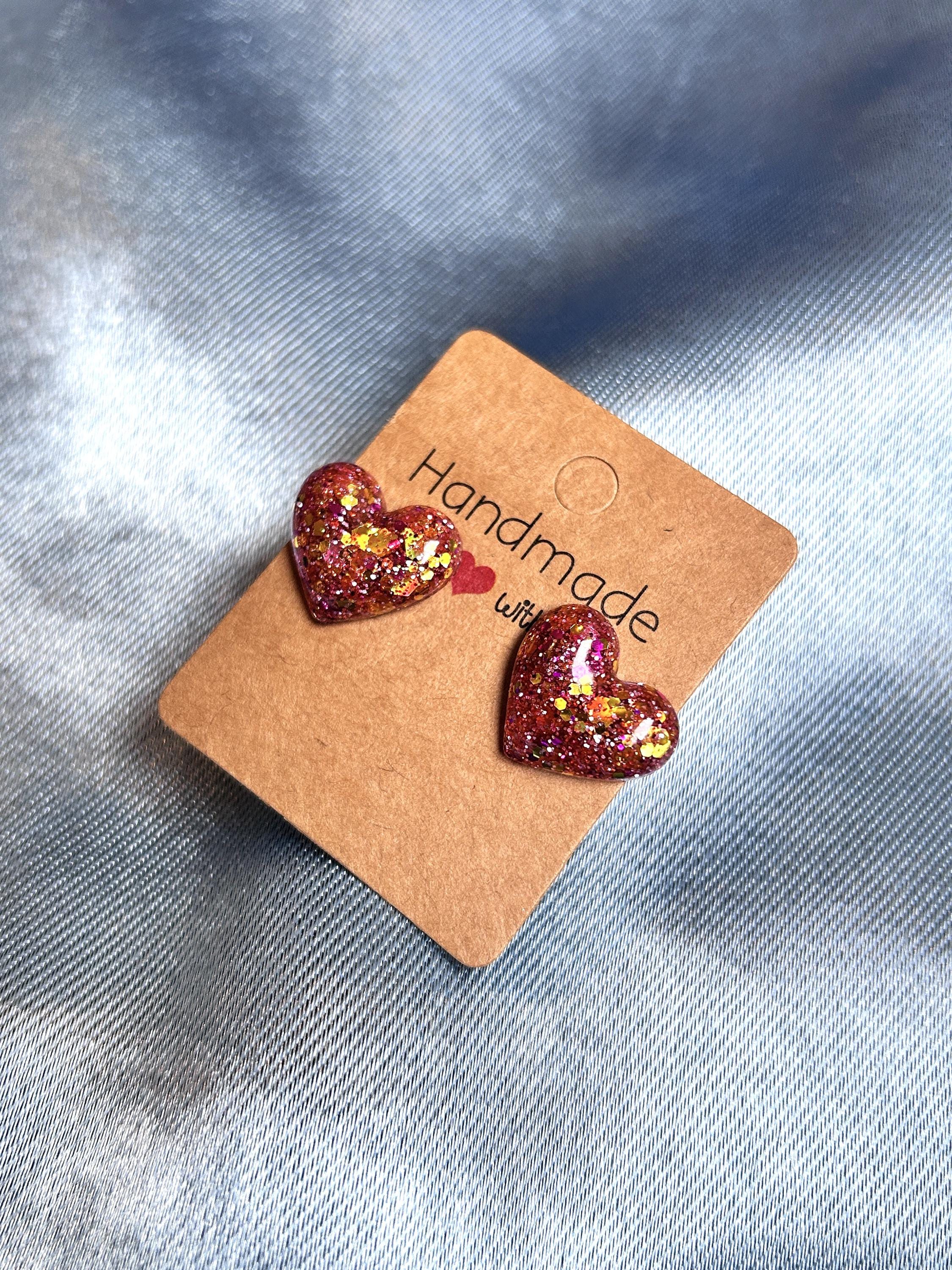 Boucles d'oreilles clous en résine - forme de cœur avec paillettes et fleurs séchées