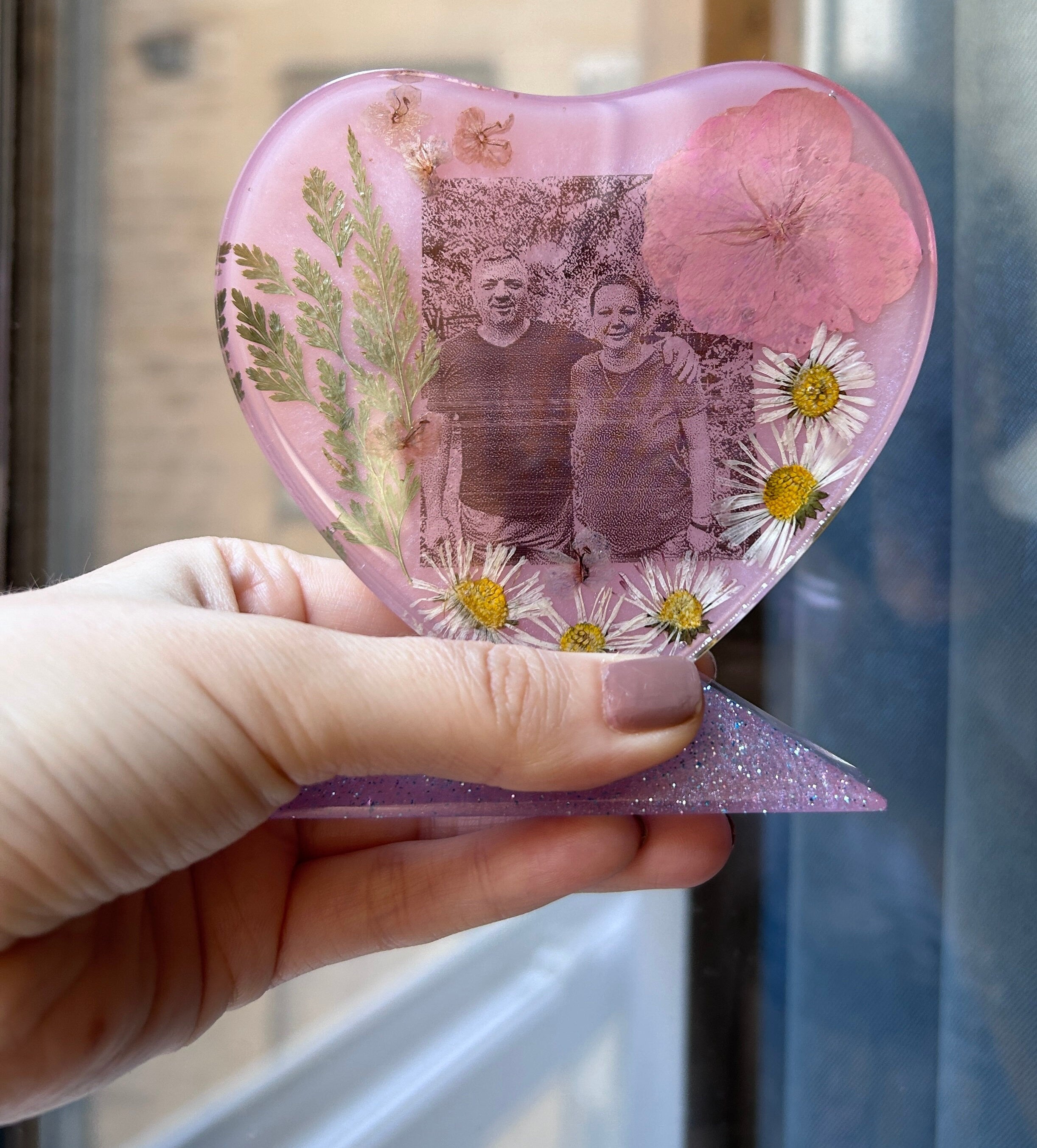 Coeur sur socle en résine - personnalisation avec photo et fleurs séchées