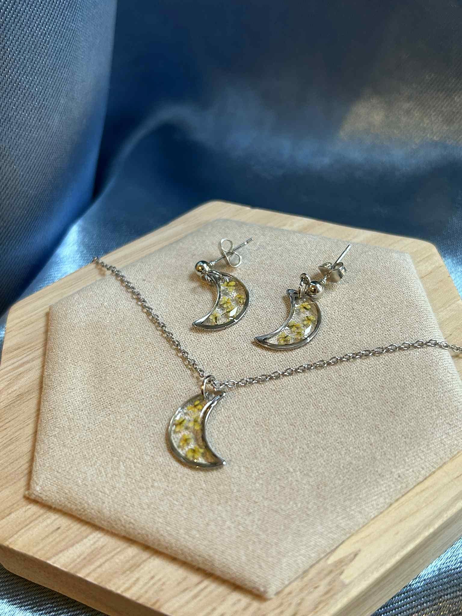 Parure de bijoux - lune - fleurs séchées