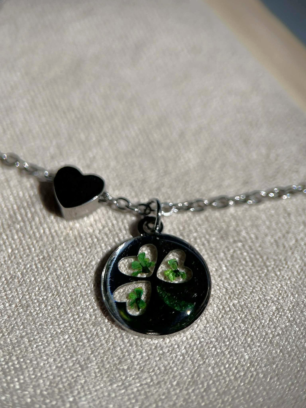 Collier argenté avec trèfle et cœur - collier porte-bonheur
