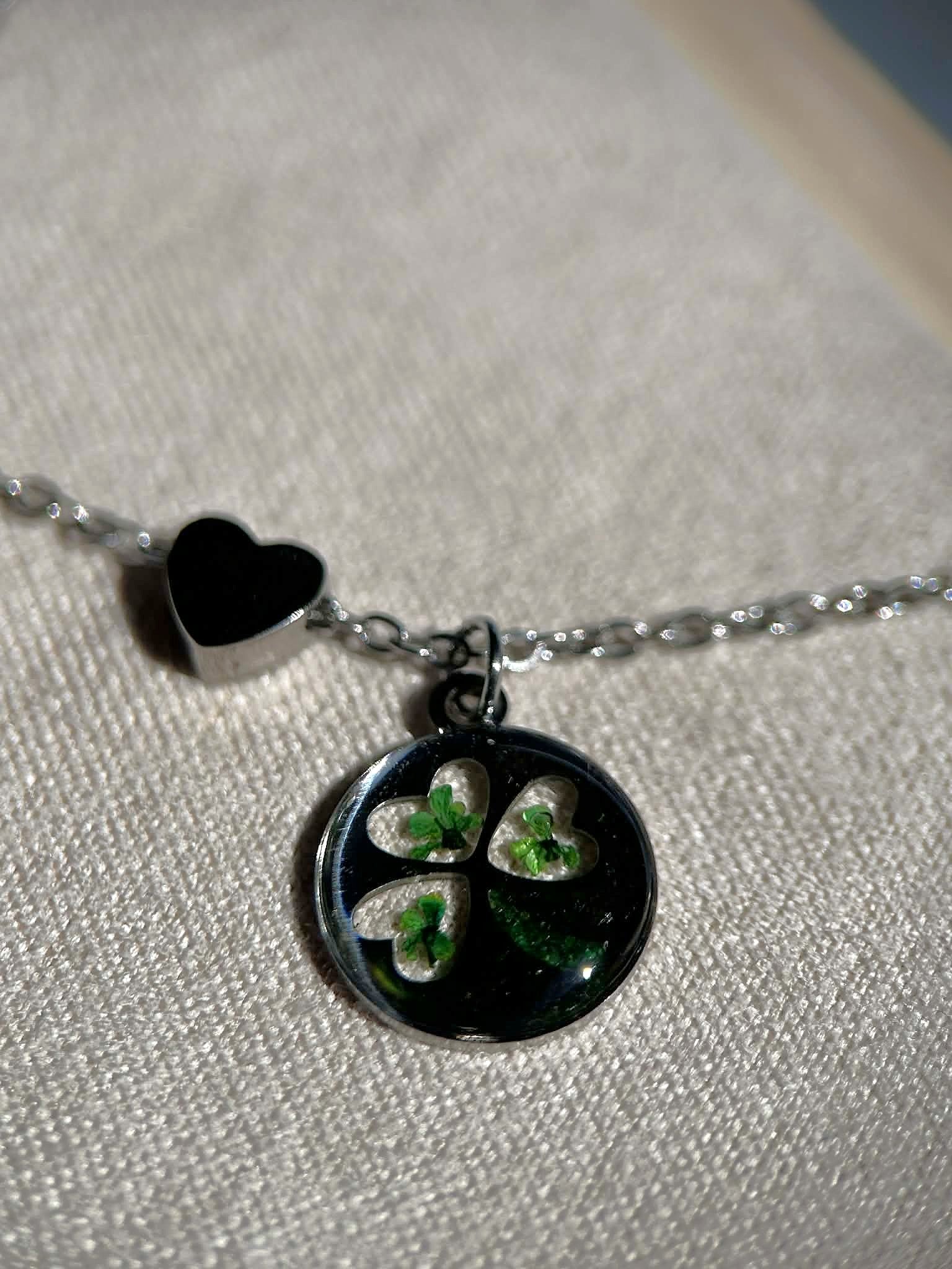 Collier argenté avec trèfle et cœur - collier porte-bonheur