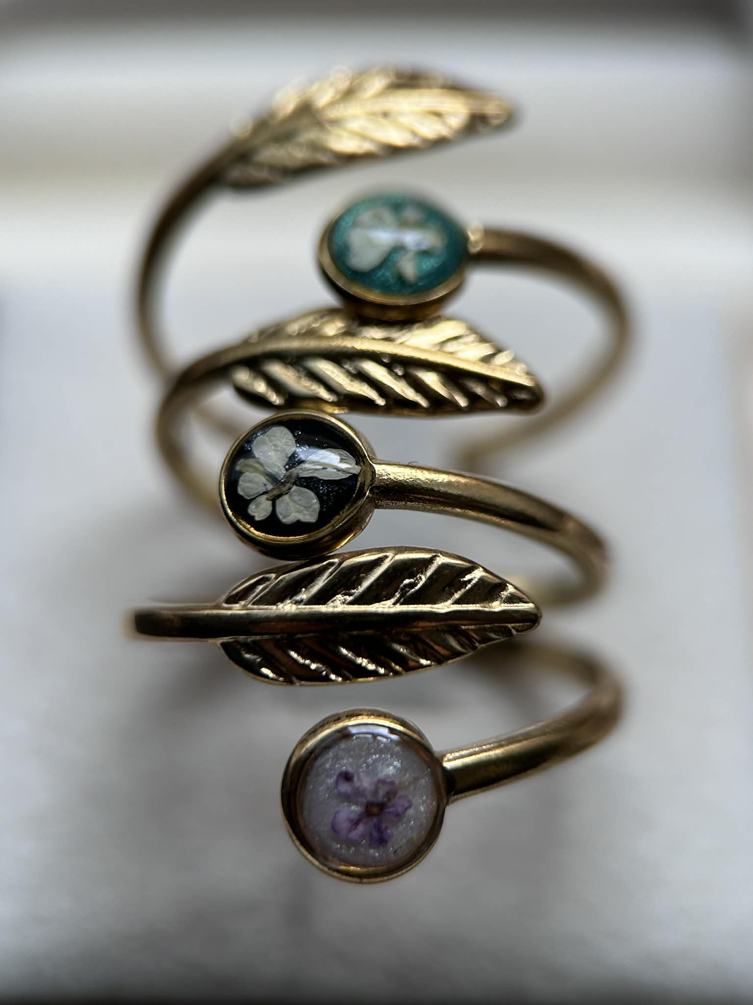 Bague doré ajustable avec petite fleur séchée - feuille doré