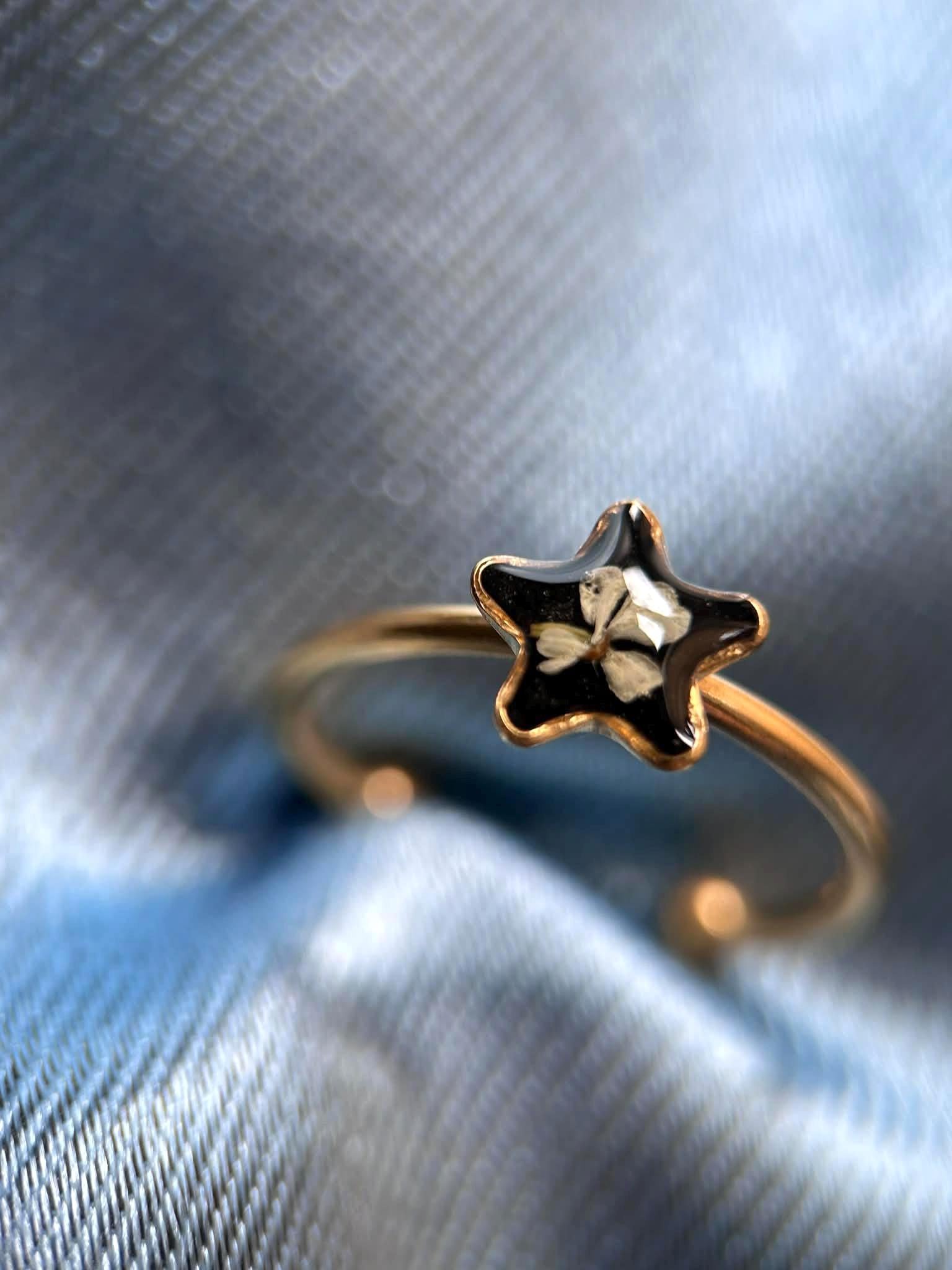 Bague réglable doré avec résine - paillettes - petites fleur séchée