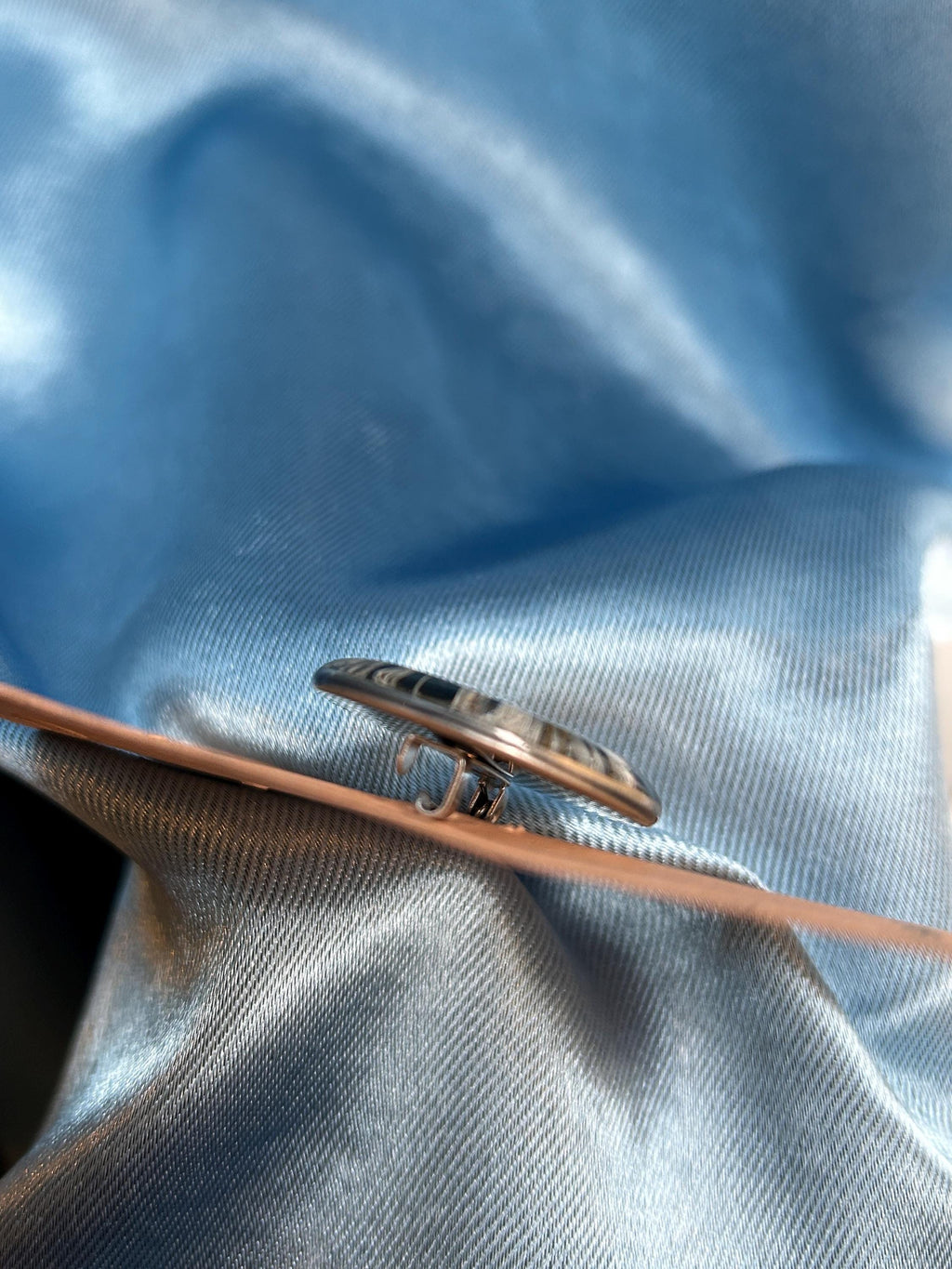 Broche ronde en résine avec fleurs séchées