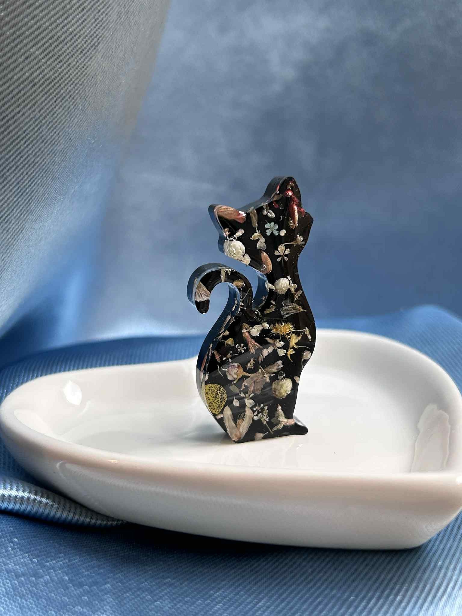 Broche en résine - fleurs séchées et pissenlit - broche chat noir