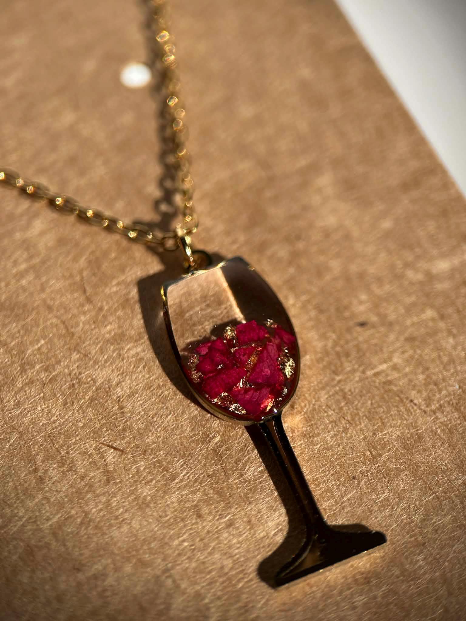 Collier doré - verre à vin - avec petites fleurs séchées