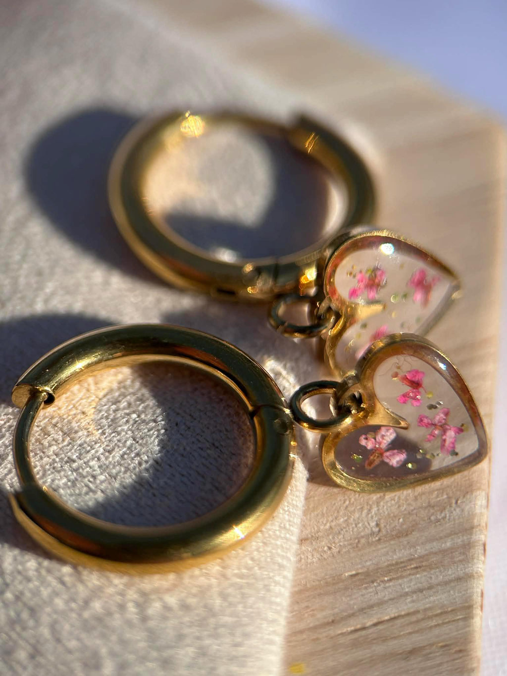 Boucles d'oreilles pendantes cœur avec petites fleurs séchées