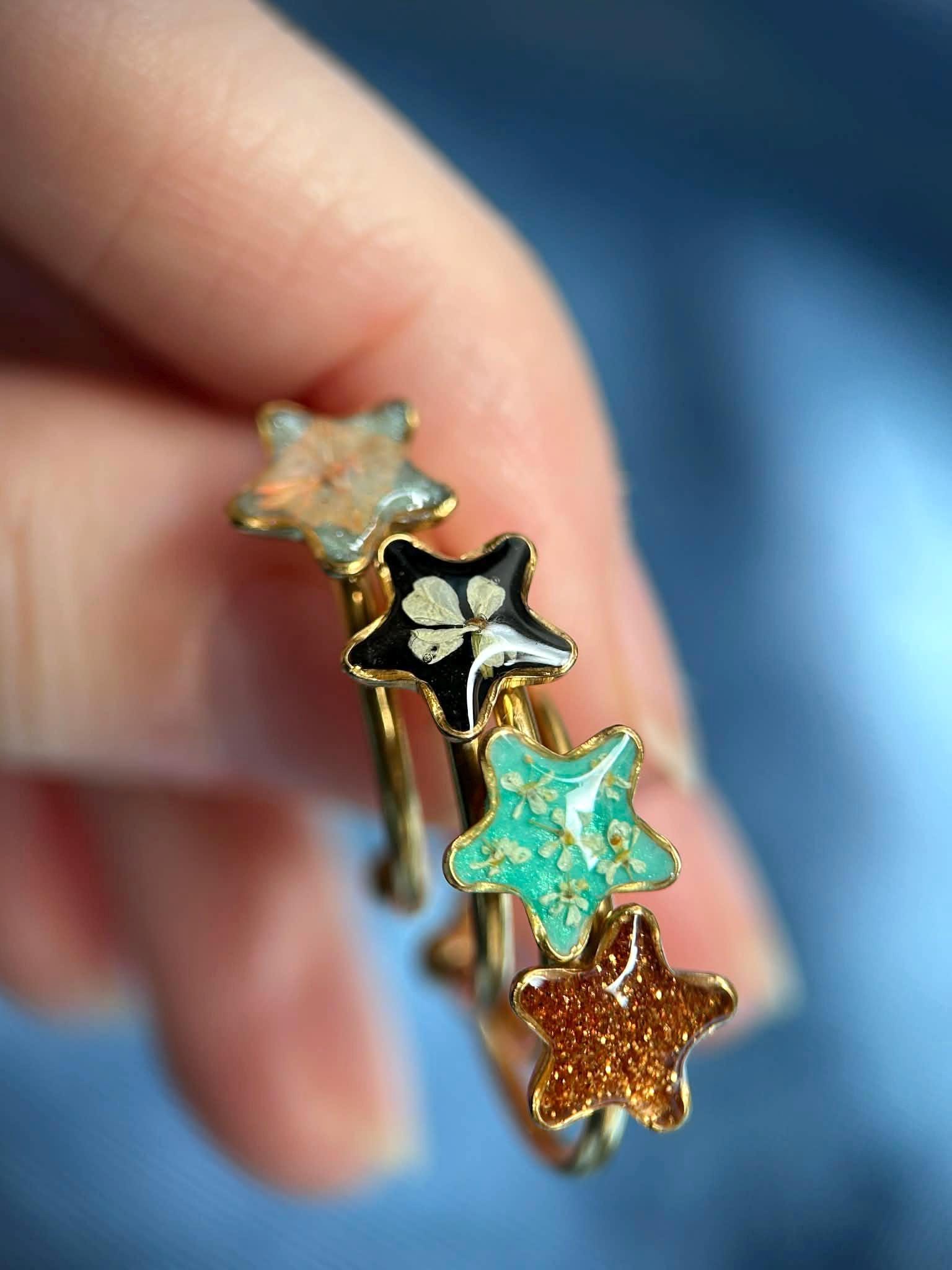 Bague réglable doré avec résine - paillettes - petites fleur séchée
