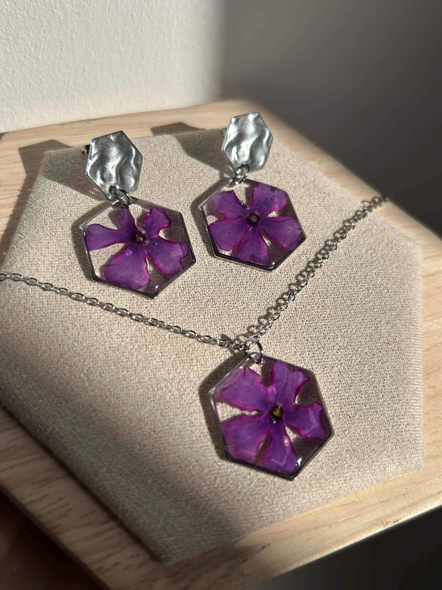 Parure de bijoux argenté avec fleurs séchées