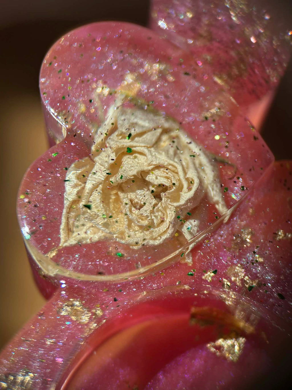 Bougeoir en résine avec roses blanches séchées - forme de cœur
