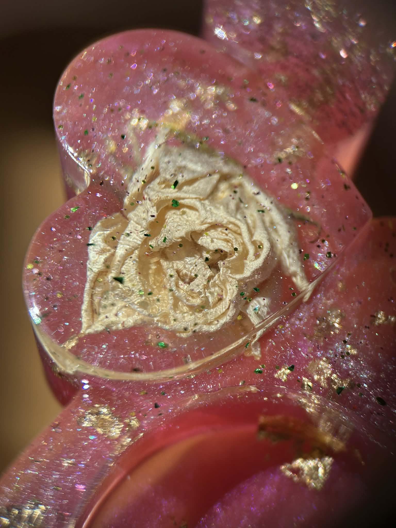Bougeoir en résine avec roses blanches séchées - forme de cœur